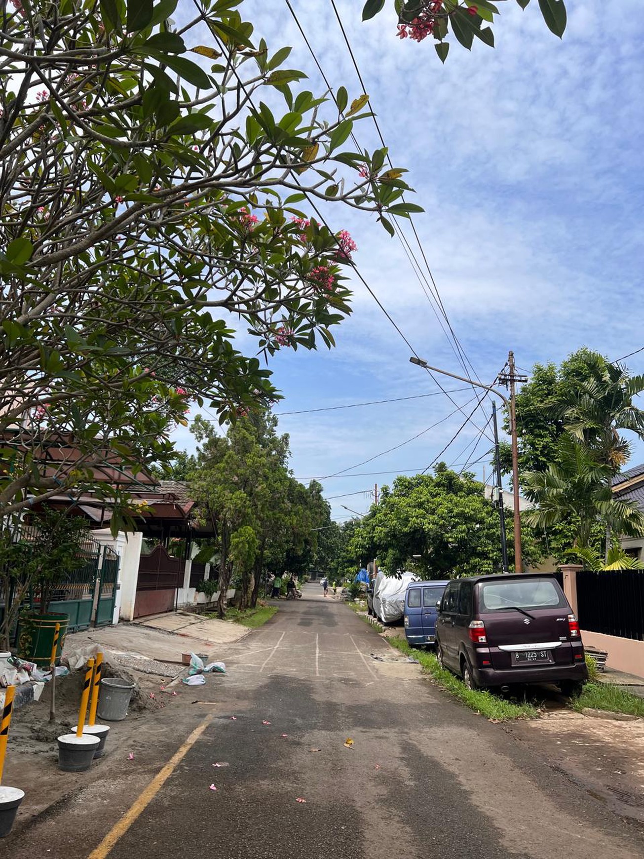 Rumah dengan halaman luas, asri dan terawat di Delman Tanah Kusir