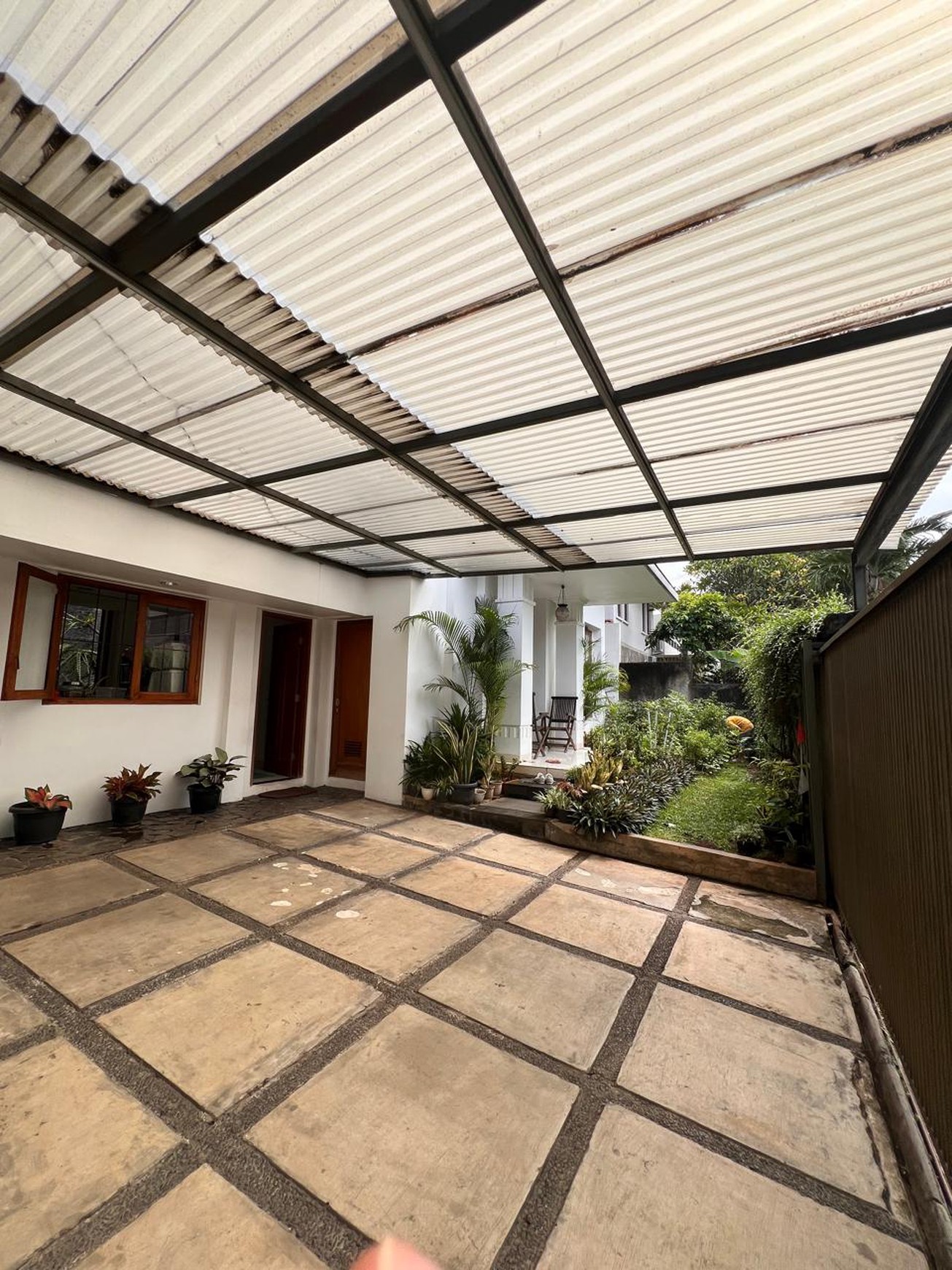 Rumah dengan halaman luas, asri dan terawat di Delman Tanah Kusir