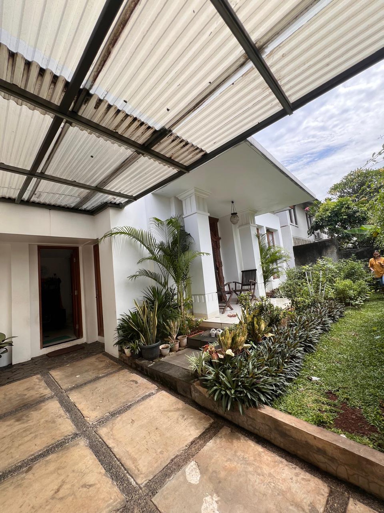 Rumah dengan halaman luas, asri dan terawat di Delman Tanah Kusir