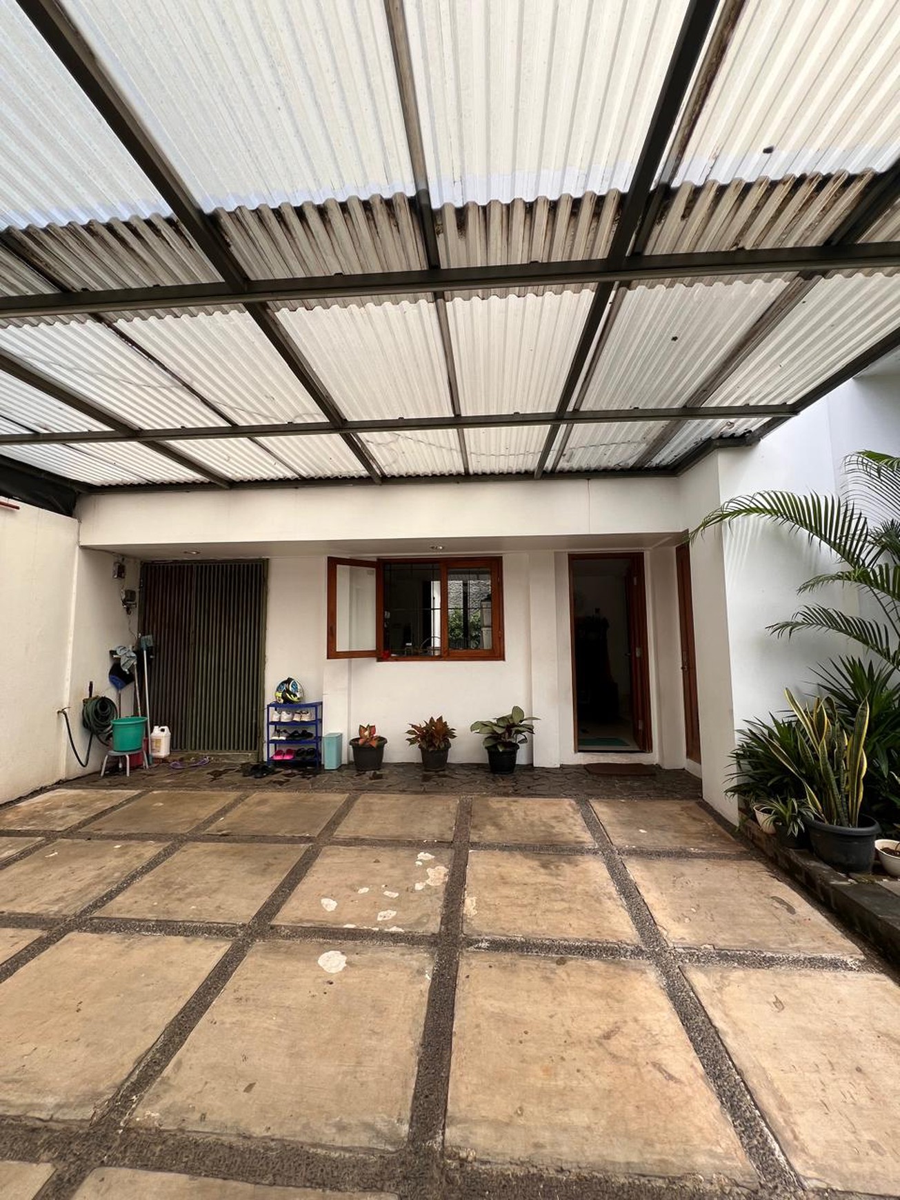 Rumah dengan halaman luas, asri dan terawat di Delman Tanah Kusir