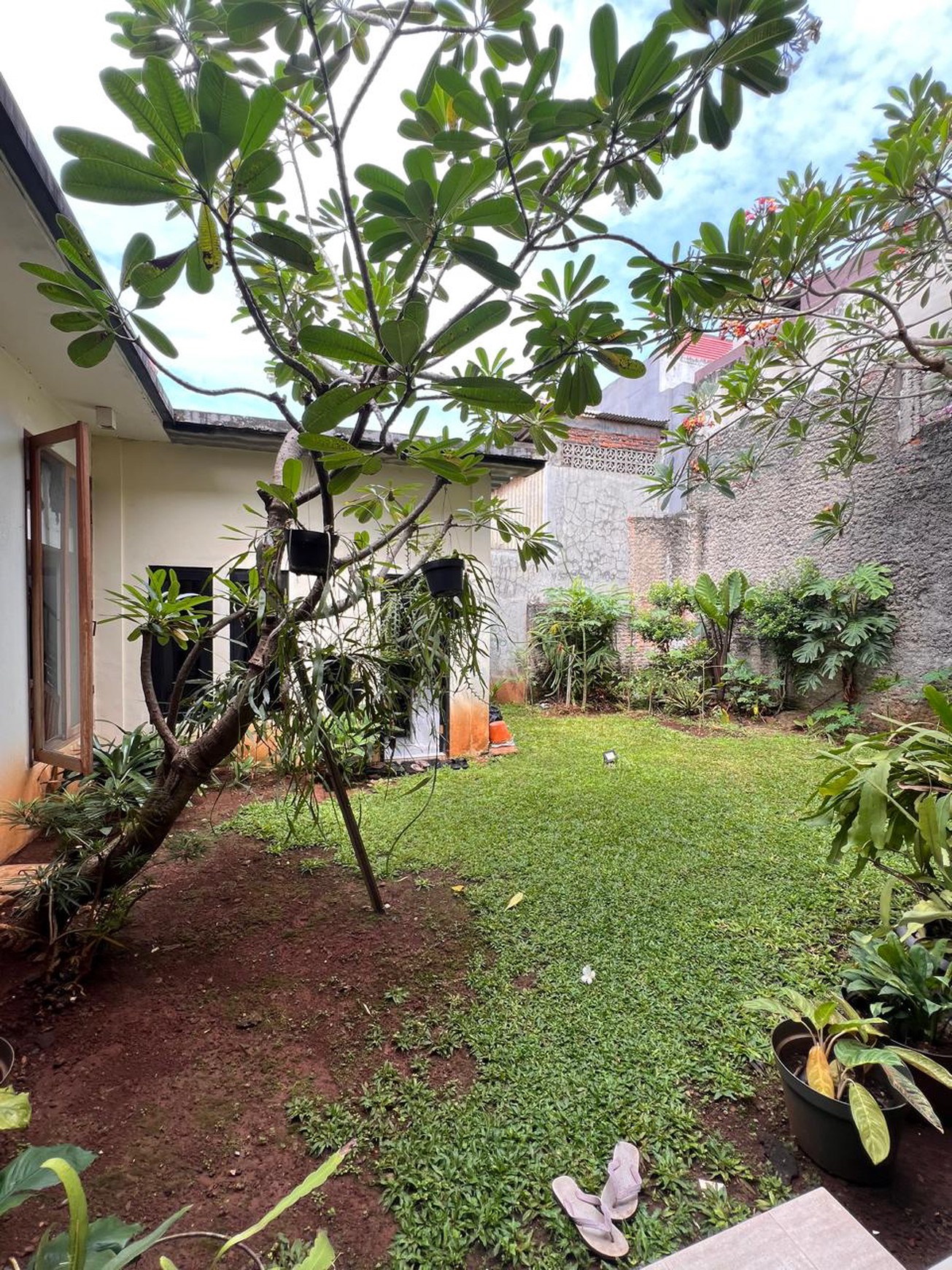 Rumah dengan halaman luas, asri dan terawat di Delman Tanah Kusir