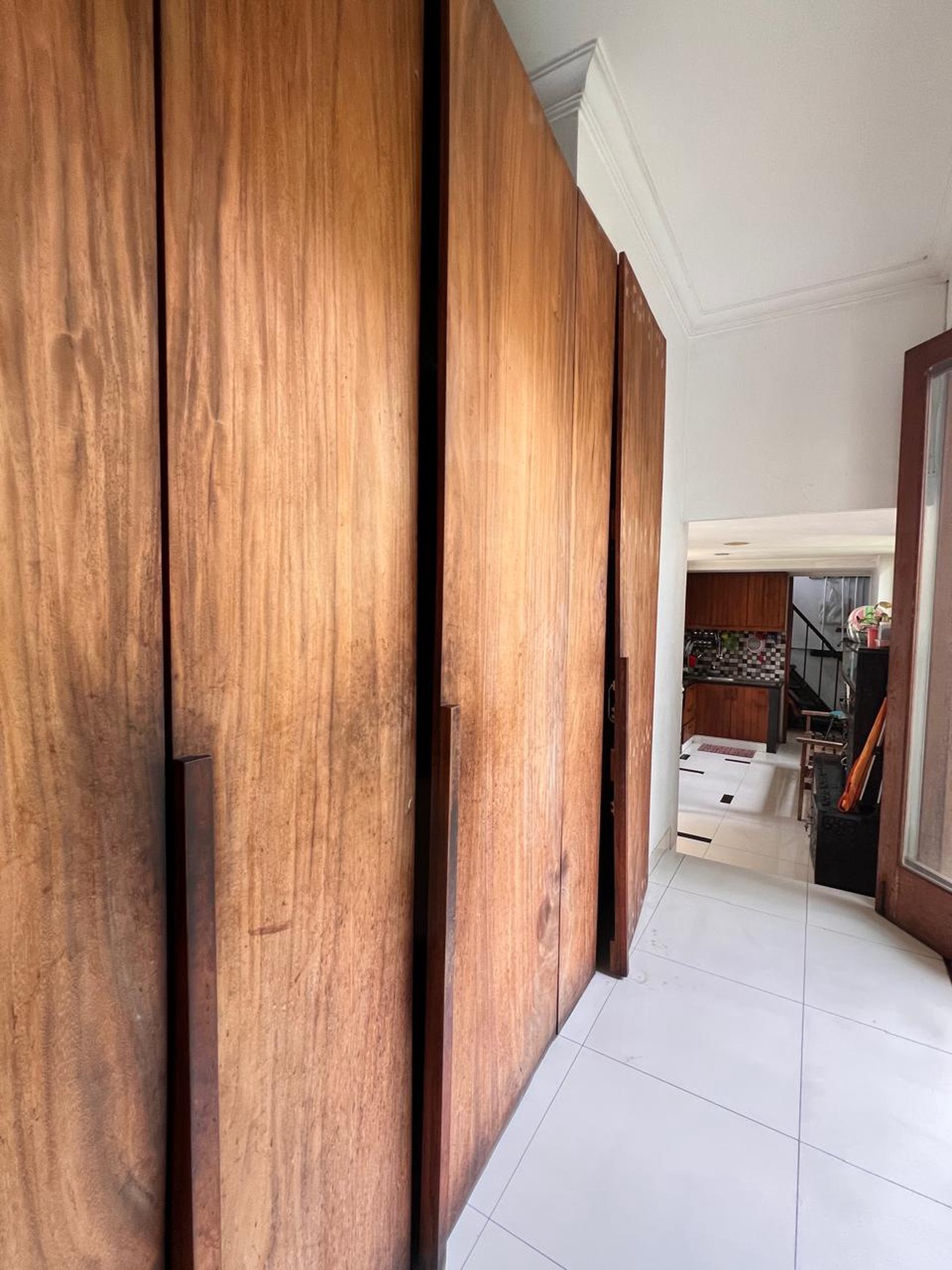 Rumah dengan halaman luas, asri dan terawat di Delman Tanah Kusir