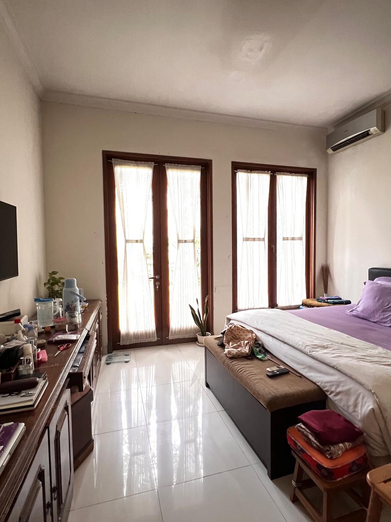 Rumah dengan halaman luas, asri dan terawat di Delman Tanah Kusir