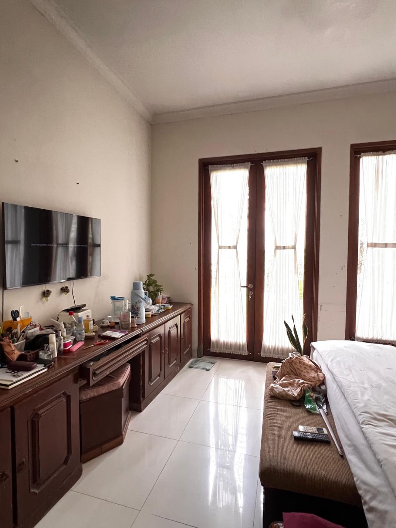 Rumah dengan halaman luas, asri dan terawat di Delman Tanah Kusir