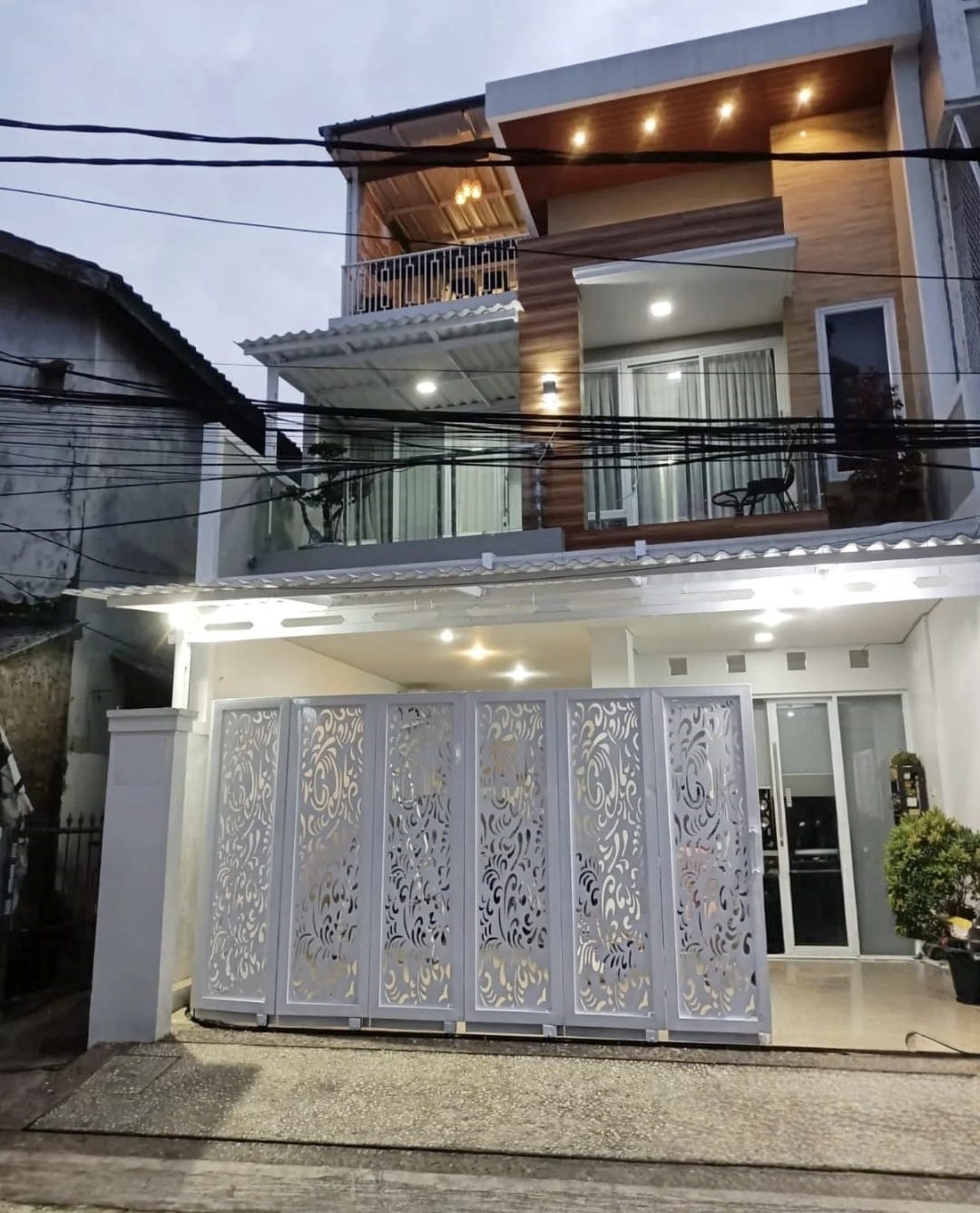 Rumah Bagus, 3 Lantai Siap huni di Kebon Jeruk