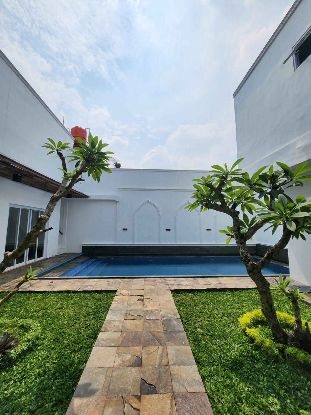 Hunian Modern dengan Private Pool 5 menit ke MRT Cipete Raya