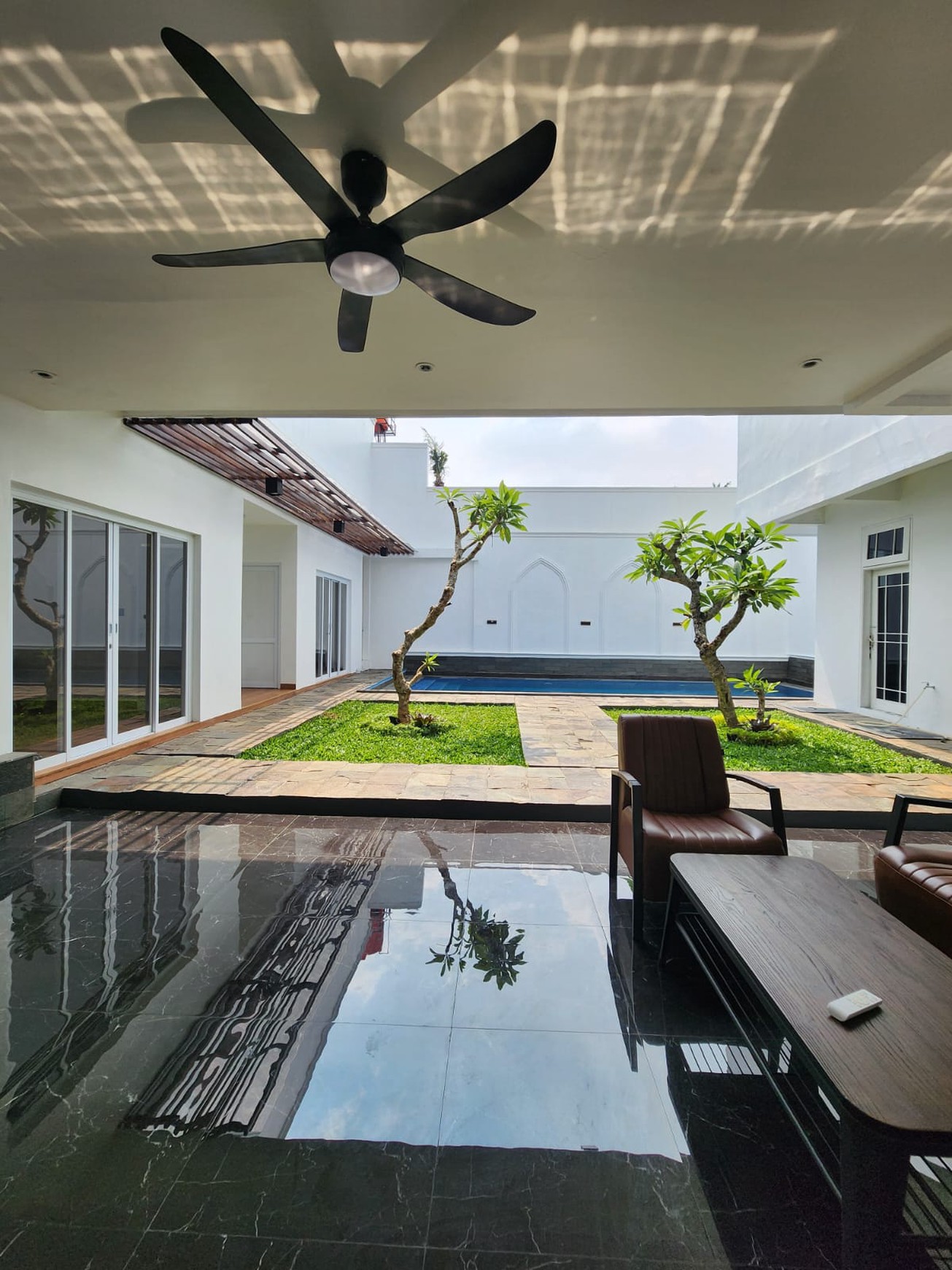 Hunian Modern dengan Private Pool 5 menit ke MRT Cipete Raya