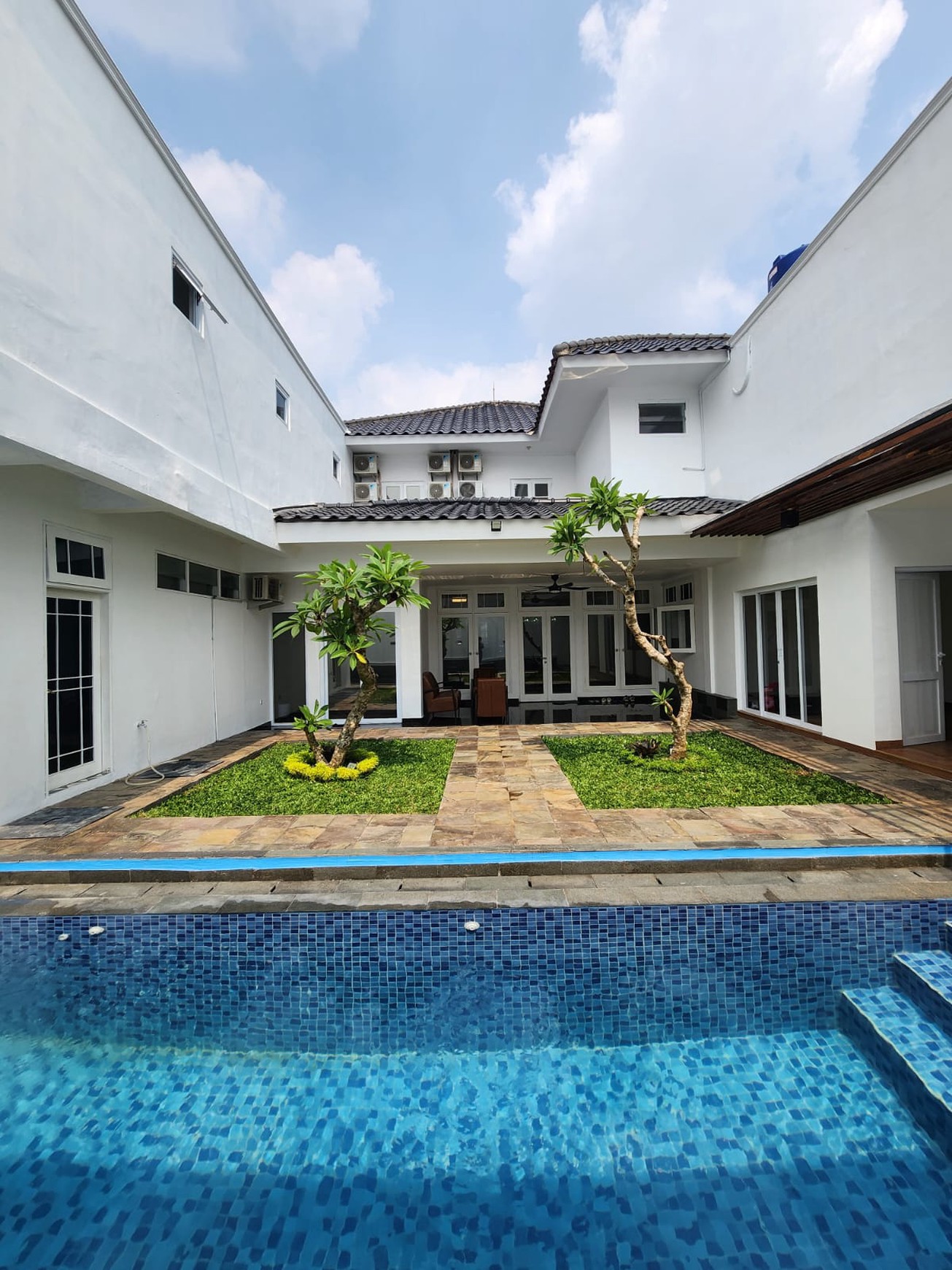 Hunian Modern dengan Private Pool 5 menit ke MRT Cipete Raya