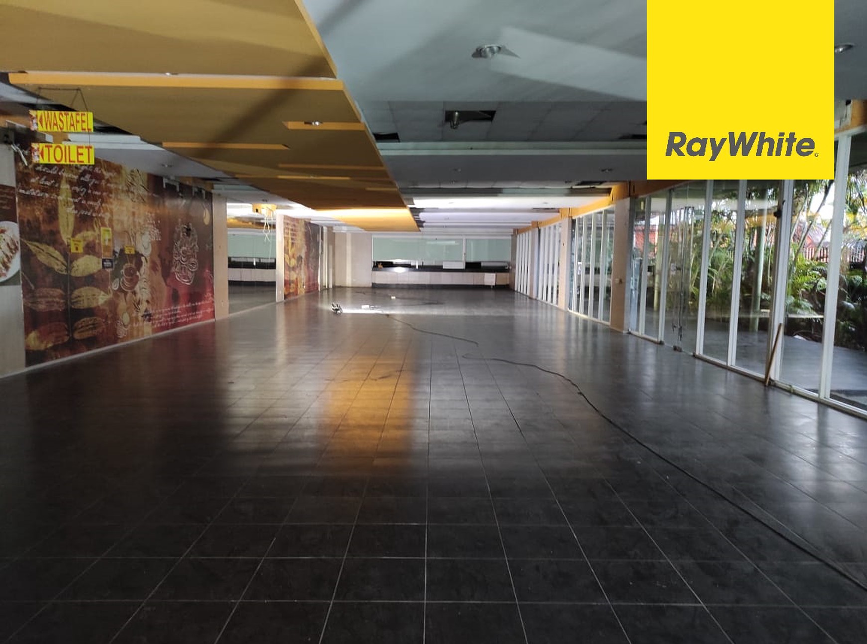 Gedung di Pusat Kota Surabaya,Jalan Kayoon