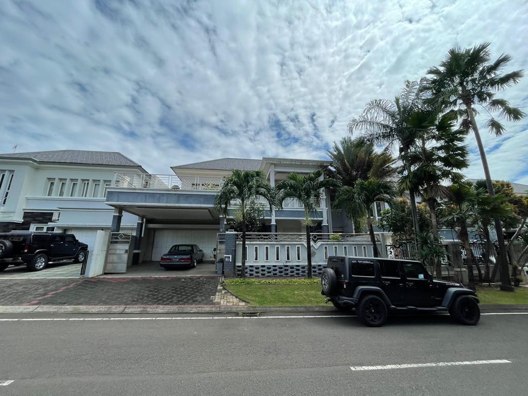 Rumah Mewah Kokoh di Boulevard Kota Wisata Cibubur  