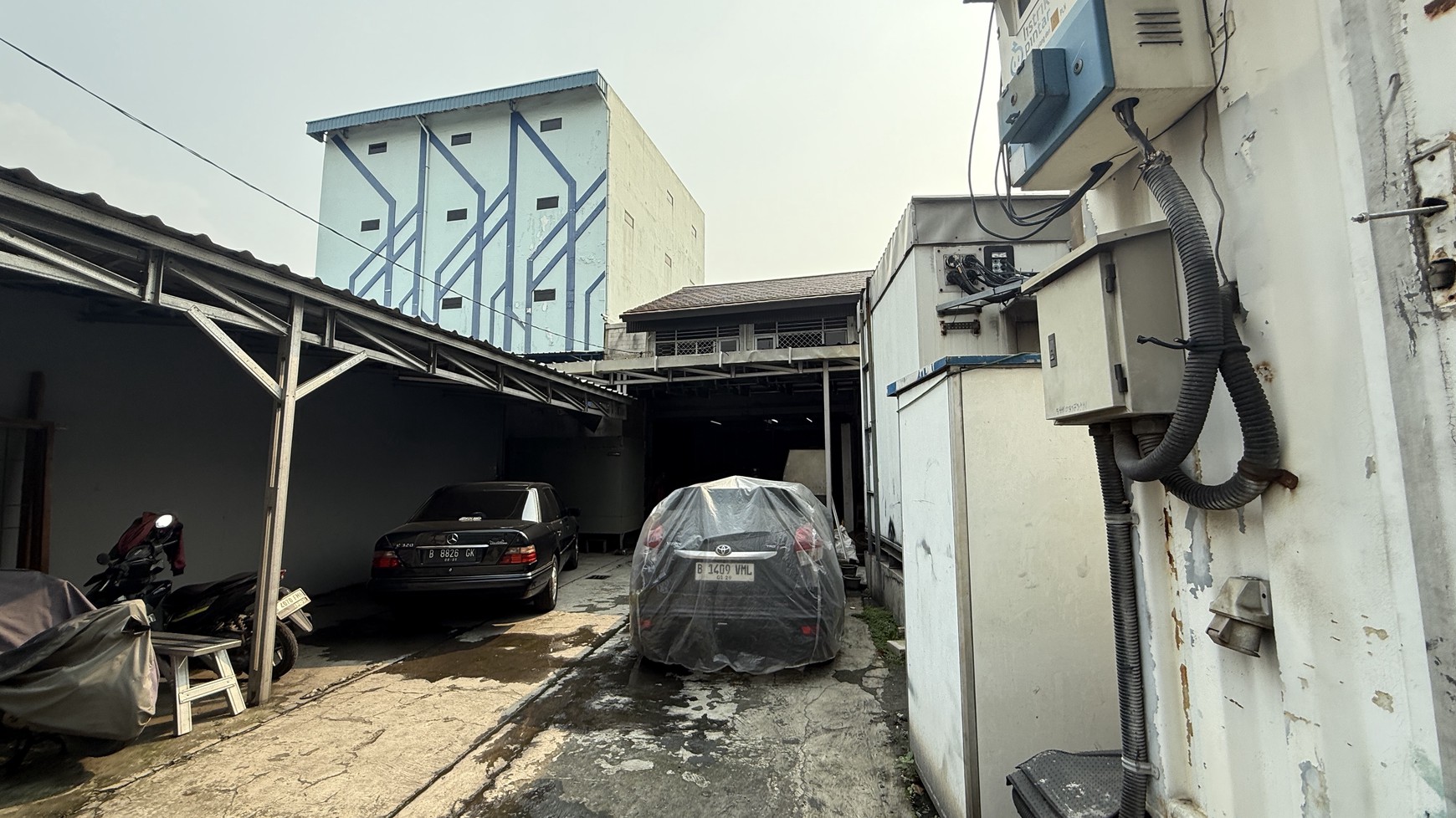 BANGUNAN SERBA GUNA DI KOMERSIL AREA, RAWAMANGUN, JAKARTA TIMUR