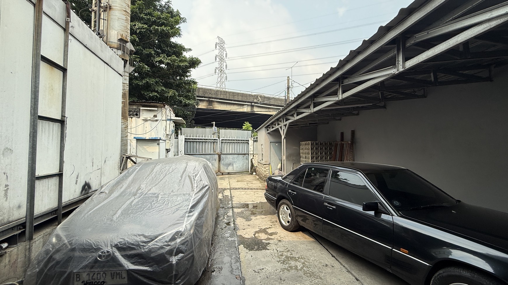 BANGUNAN SERBA GUNA DI KOMERSIL AREA, RAWAMANGUN, JAKARTA TIMUR
