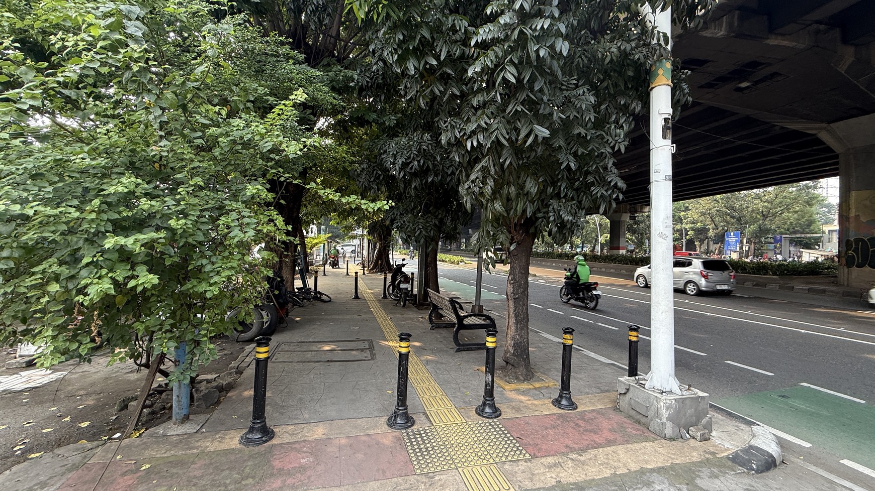 BANGUNAN SERBA GUNA DI KOMERSIL AREA, RAWAMANGUN, JAKARTA TIMUR