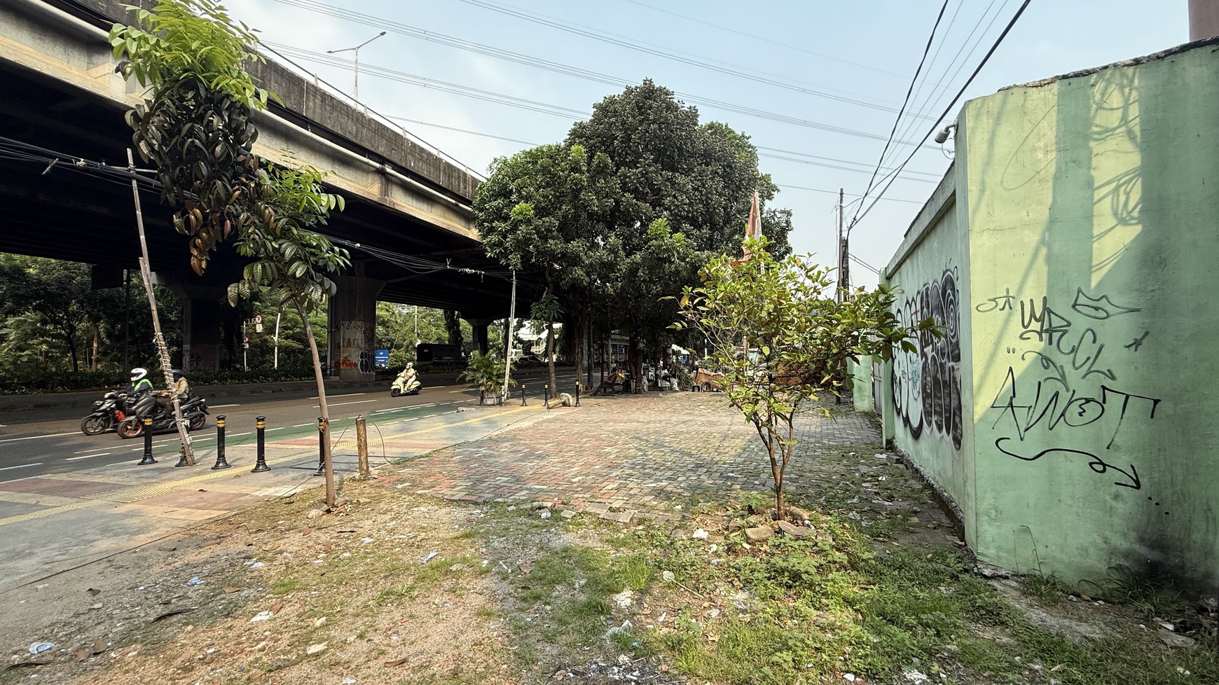 BANGUNAN SERBA GUNA DI KOMERSIL AREA, RAWAMANGUN, JAKARTA TIMUR