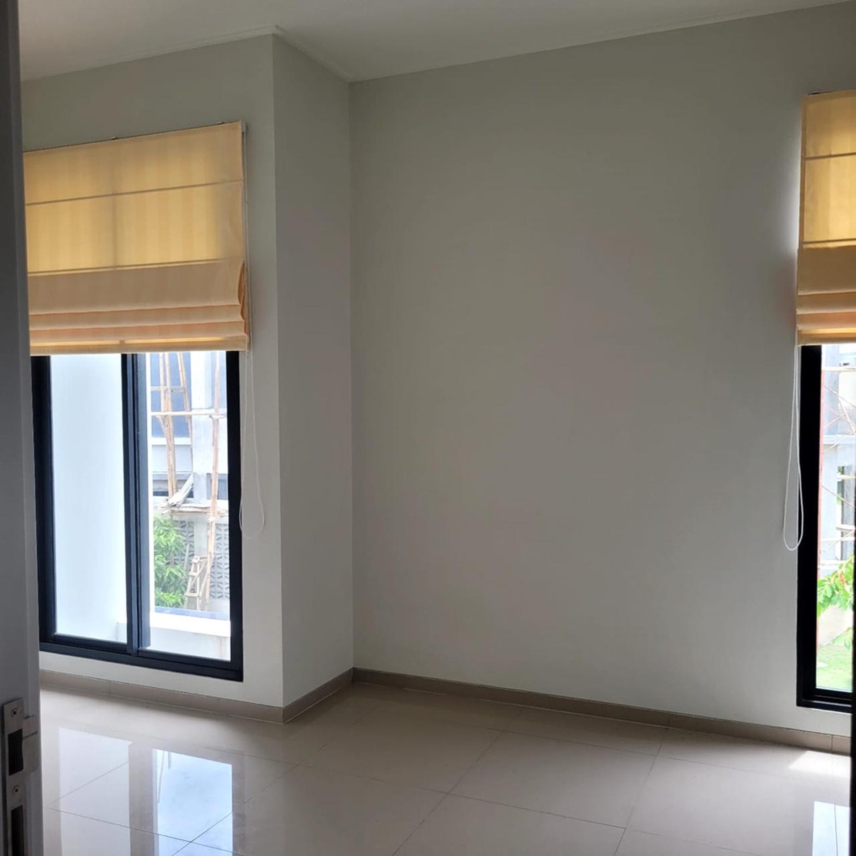 U Ville Bintaro Jaya memiliki lokasi prima di boulevard utama yang mudah diakses. Gerbang perumahan hanya 30 menit dari Bandara Soekarno-Hatta, 10 menit dari Gerbang Tol Pondok Aren dan 7 menit dari S