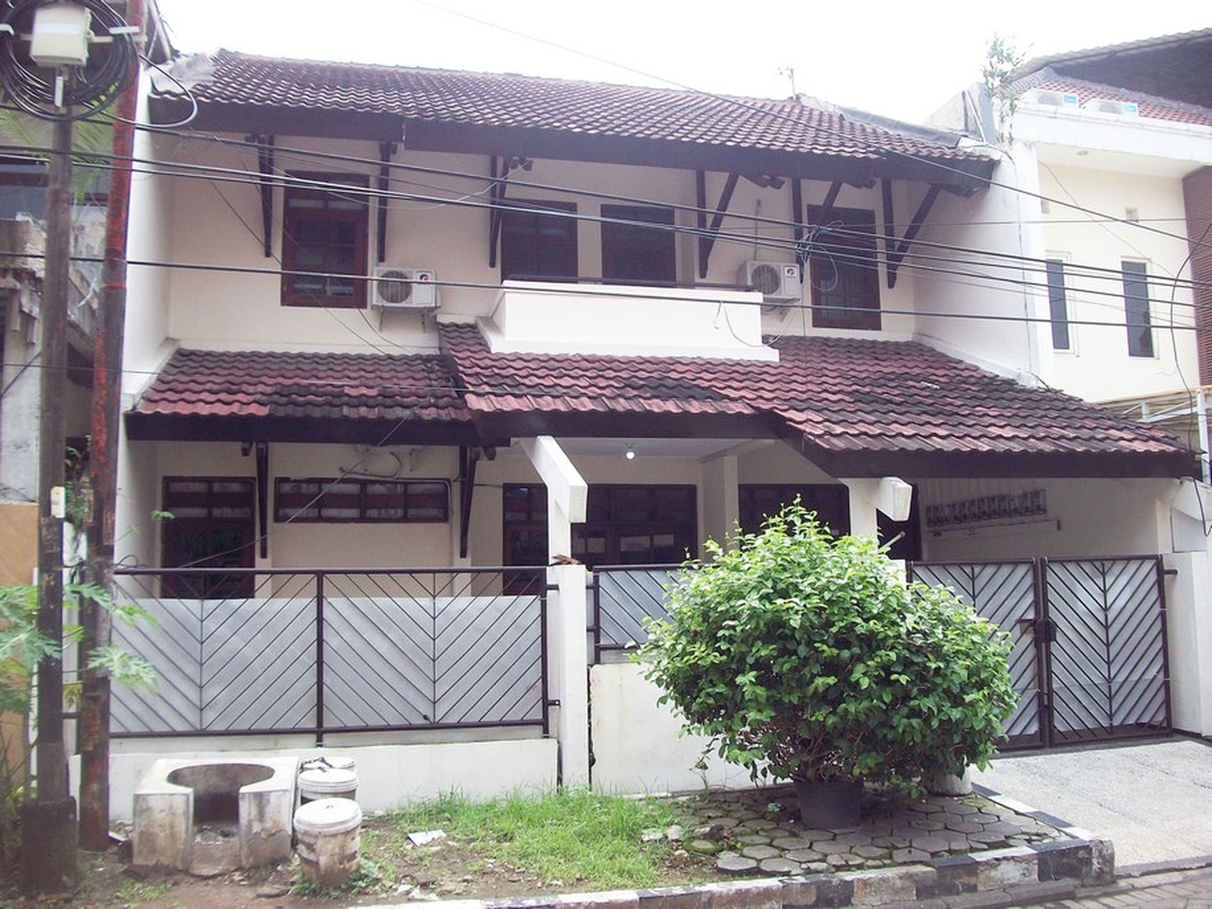 Rumah di Dukuh Kupang Surabaya Barat, 2 Lantai, Cocok untuk usaha kos - kosan ada 11 Kamar (full AC)