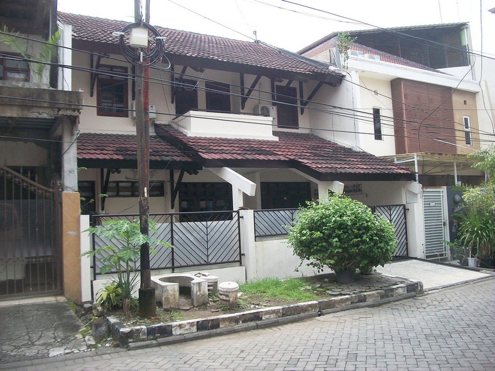 Rumah di Dukuh Kupang Surabaya Barat, 2 Lantai, Cocok untuk usaha kos - kosan ada 11 Kamar (full AC)