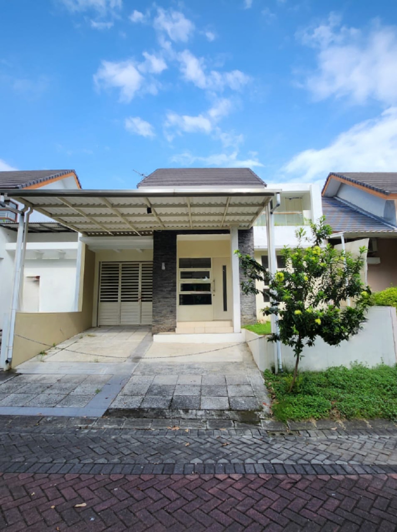 Dijual Rumah + Kolam Renang Eastwood Regency Citraland Surabaya Barat Siap Huni