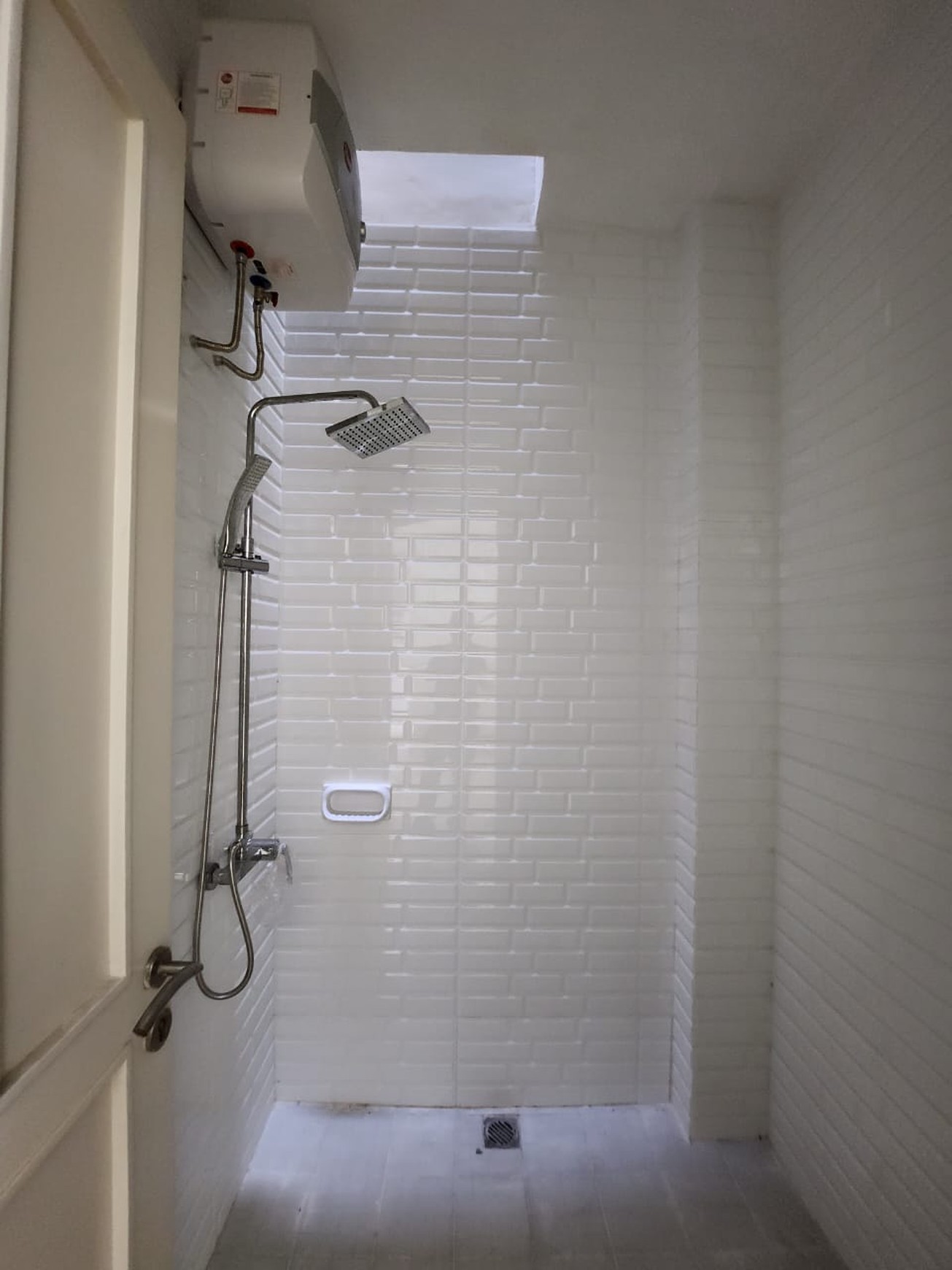 Dijual Rumah + Kolam Renang Eastwood Regency Citraland Surabaya Barat Siap Huni