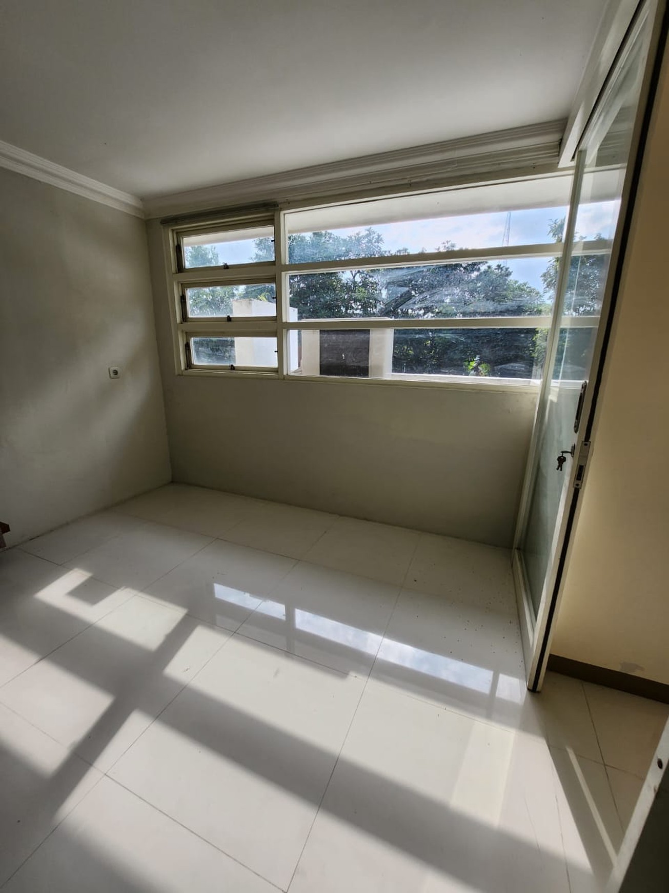 Dijual Rumah + Kolam Renang Eastwood Regency Citraland Surabaya Barat Siap Huni