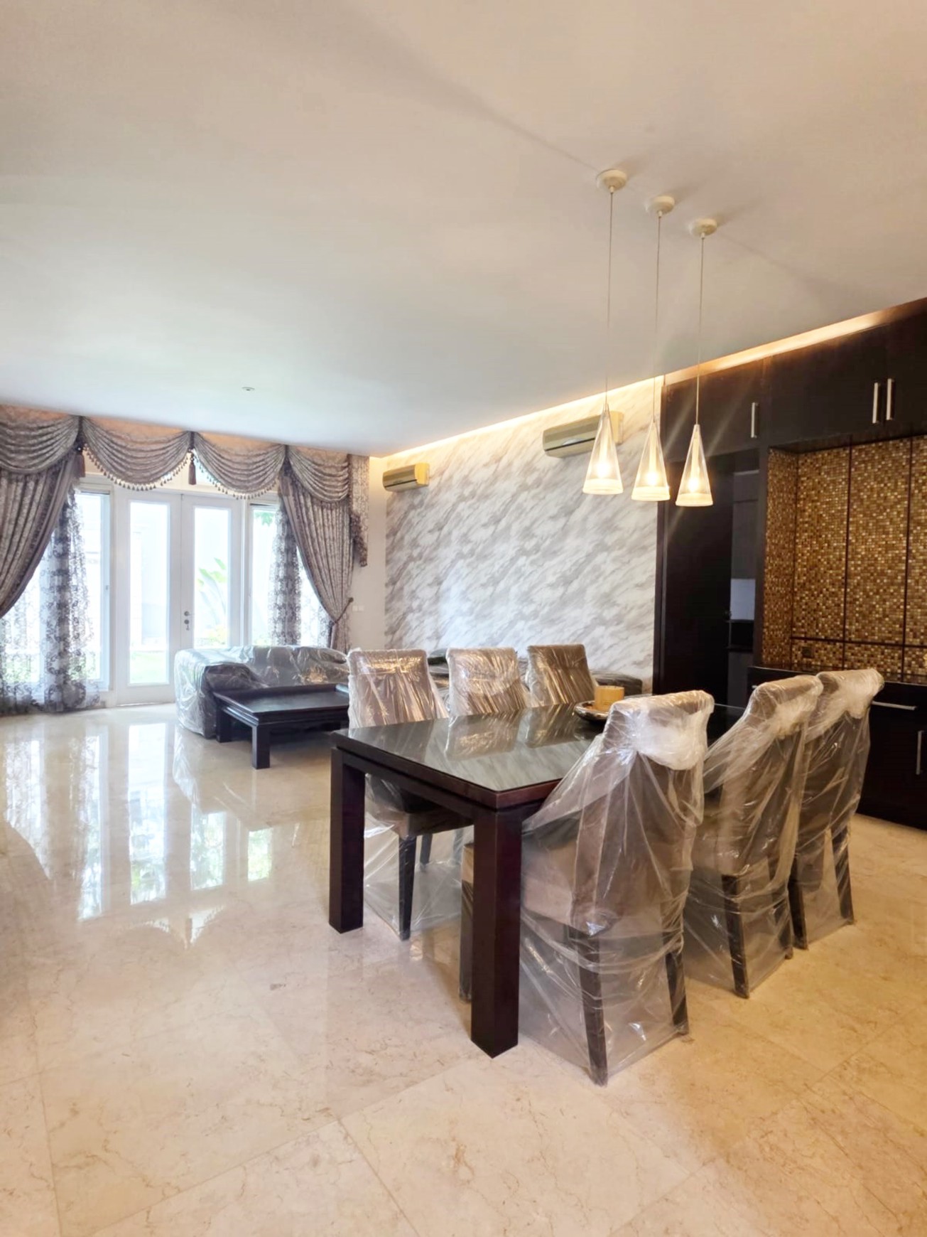 Disewakan Rumah di Fontainebleau Golf Residence BSD City Tangerang