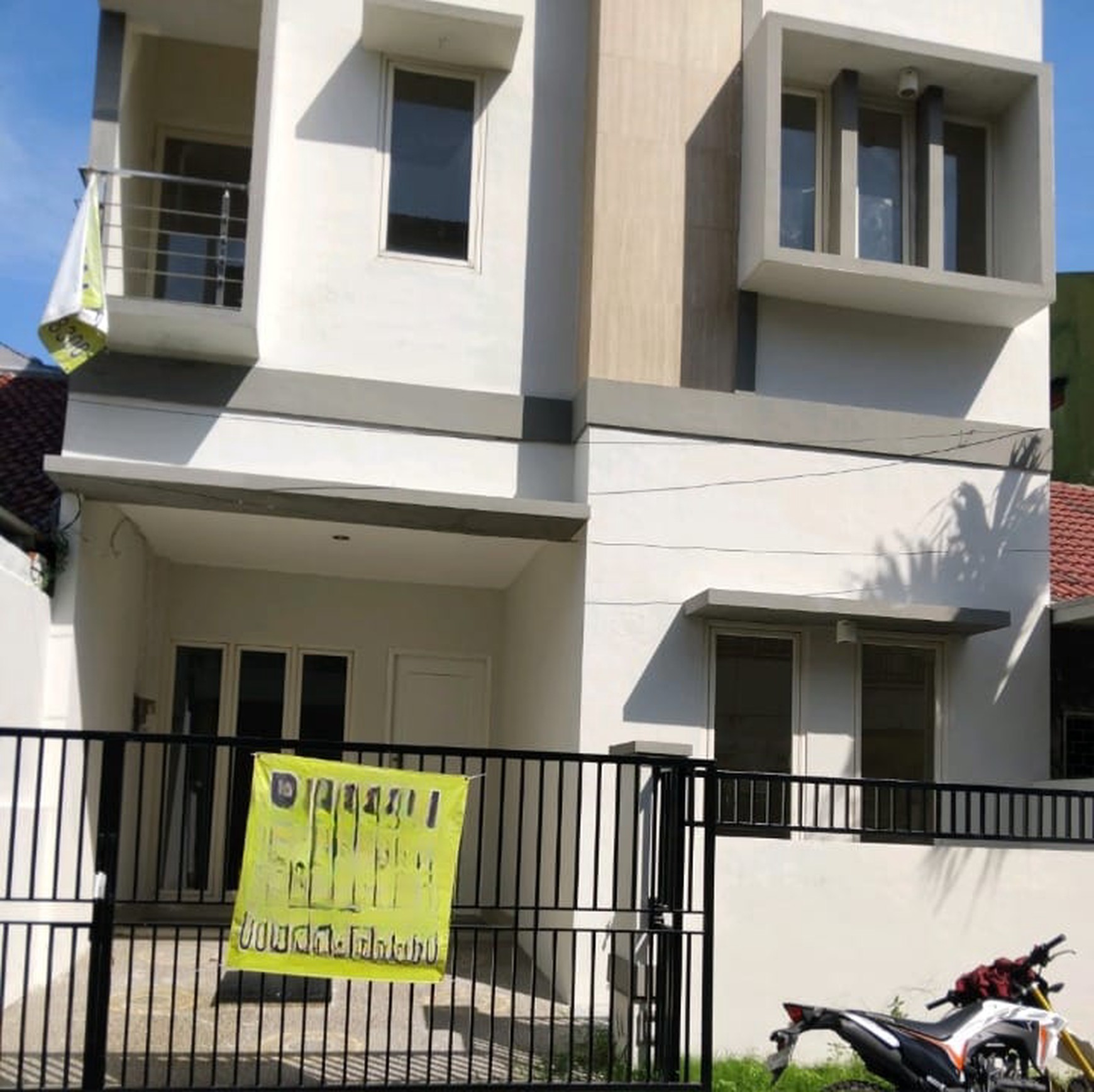 DIJUAL RUMAH SIAP HUNI DI PAKUWON CITY SURABAYA TIMUR