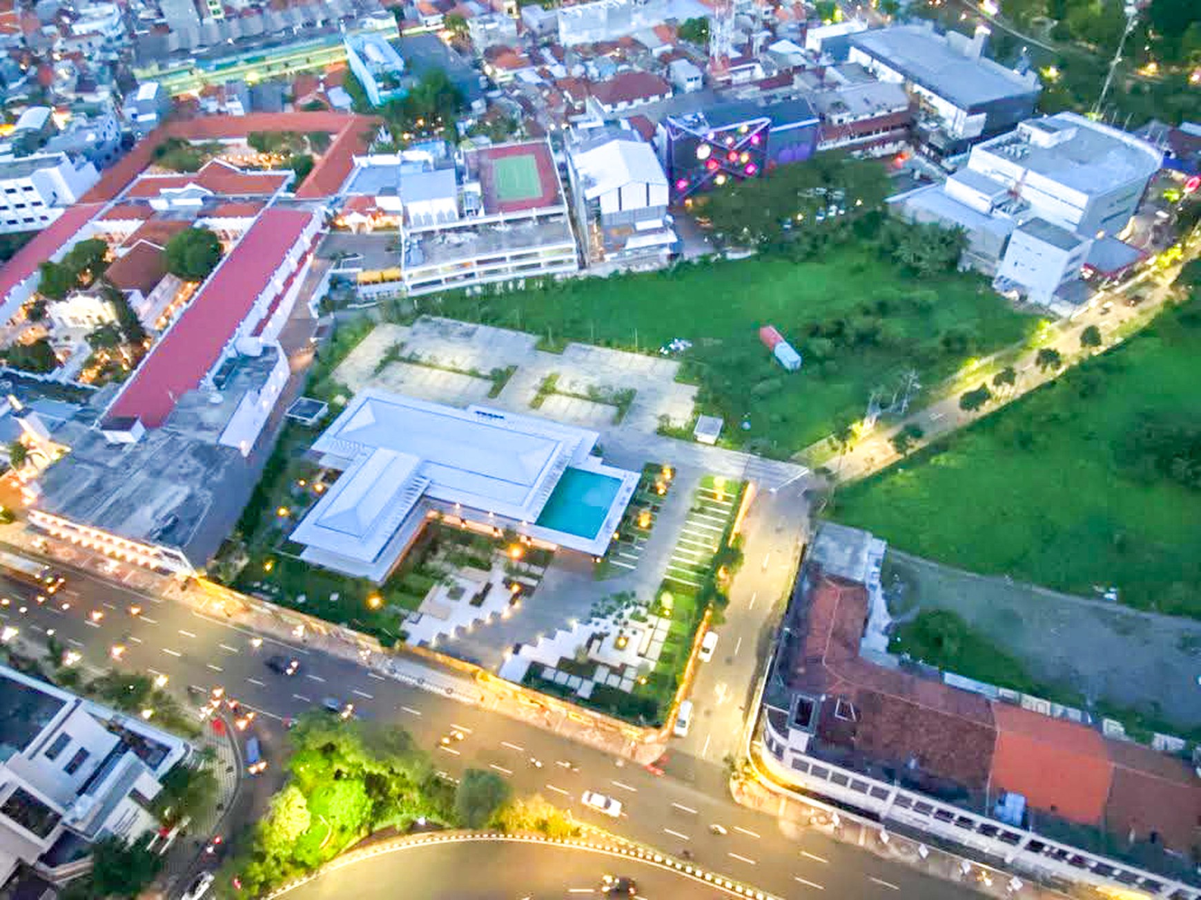 THE PEAK RESIDENCE SURABAYA, STRATEGIS, TENGAH KOTA, AKSES LANGSUNG KE TUNJUNGAN PLAZA 5.