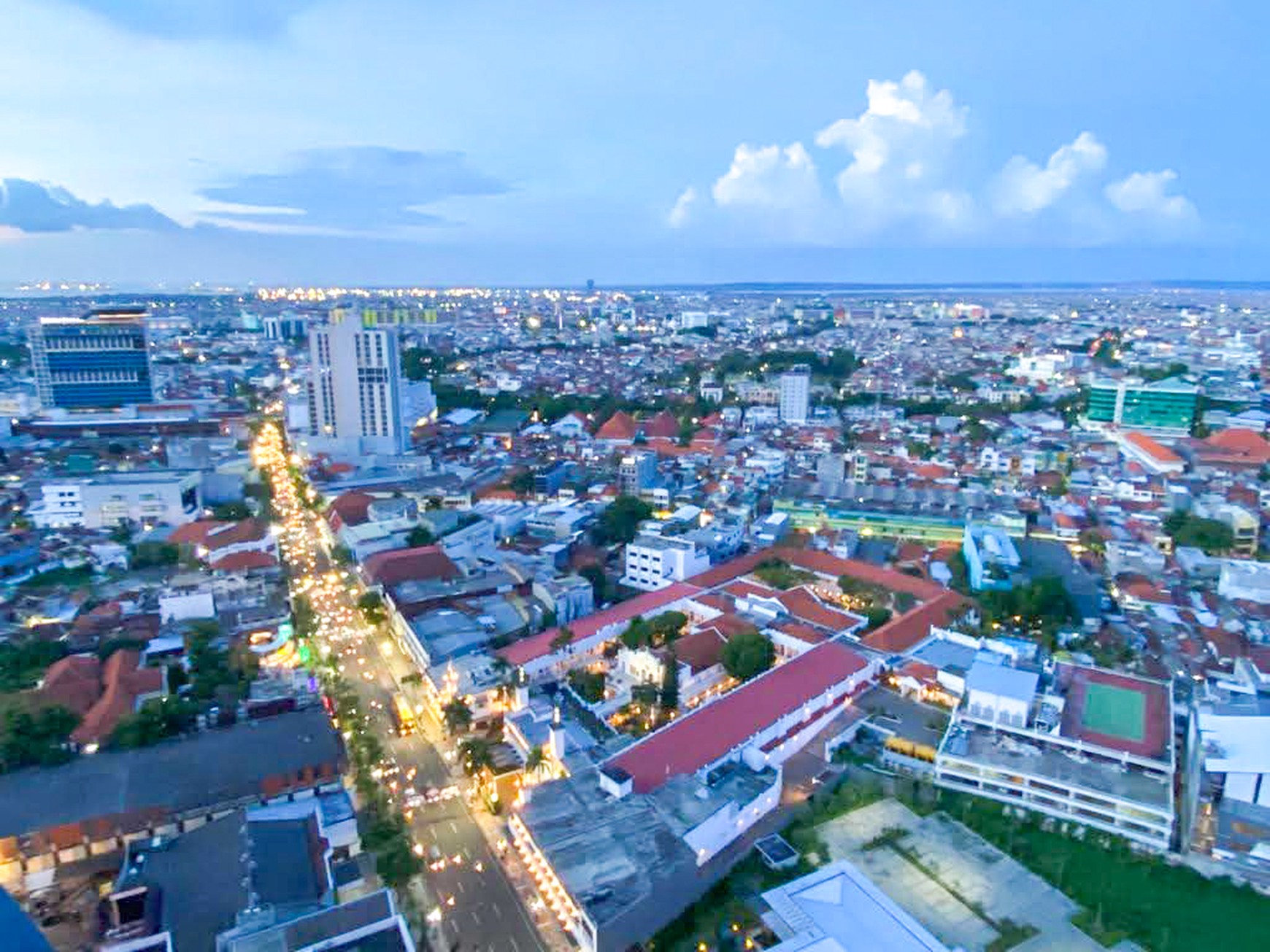 THE PEAK RESIDENCE SURABAYA, STRATEGIS, TENGAH KOTA, AKSES LANGSUNG KE TUNJUNGAN PLAZA 5.