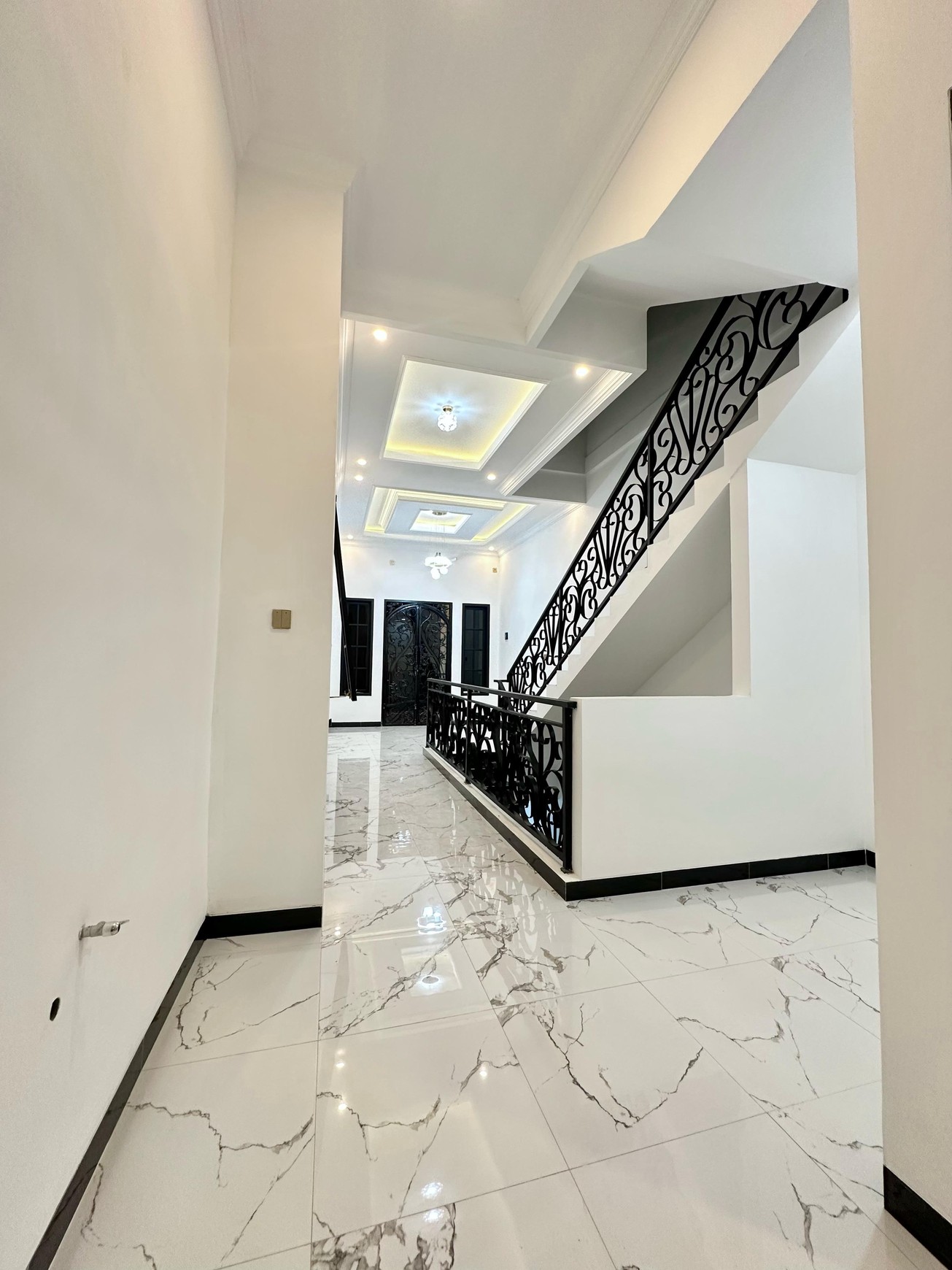 Rumah 3 Lantai Mewah Siap Huni dengan Hunian Nyaman @Pulo Gadung, Jakarta Timur