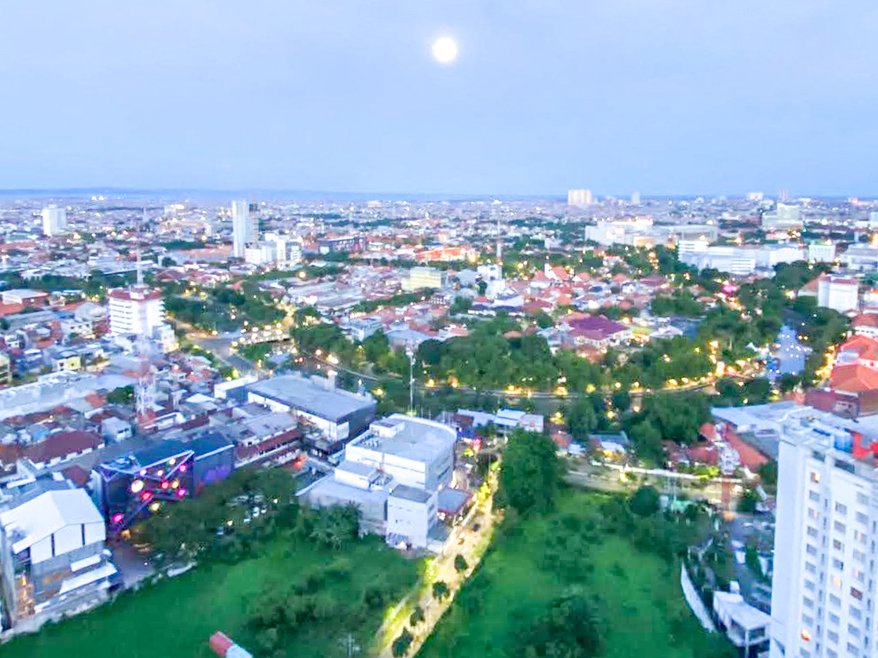 THE PEAK RESIDENCE SURABAYA, STRATEGIS, TENGAH KOTA, AKSES LANGSUNG KE TUNJUNGAN PLAZA 5.