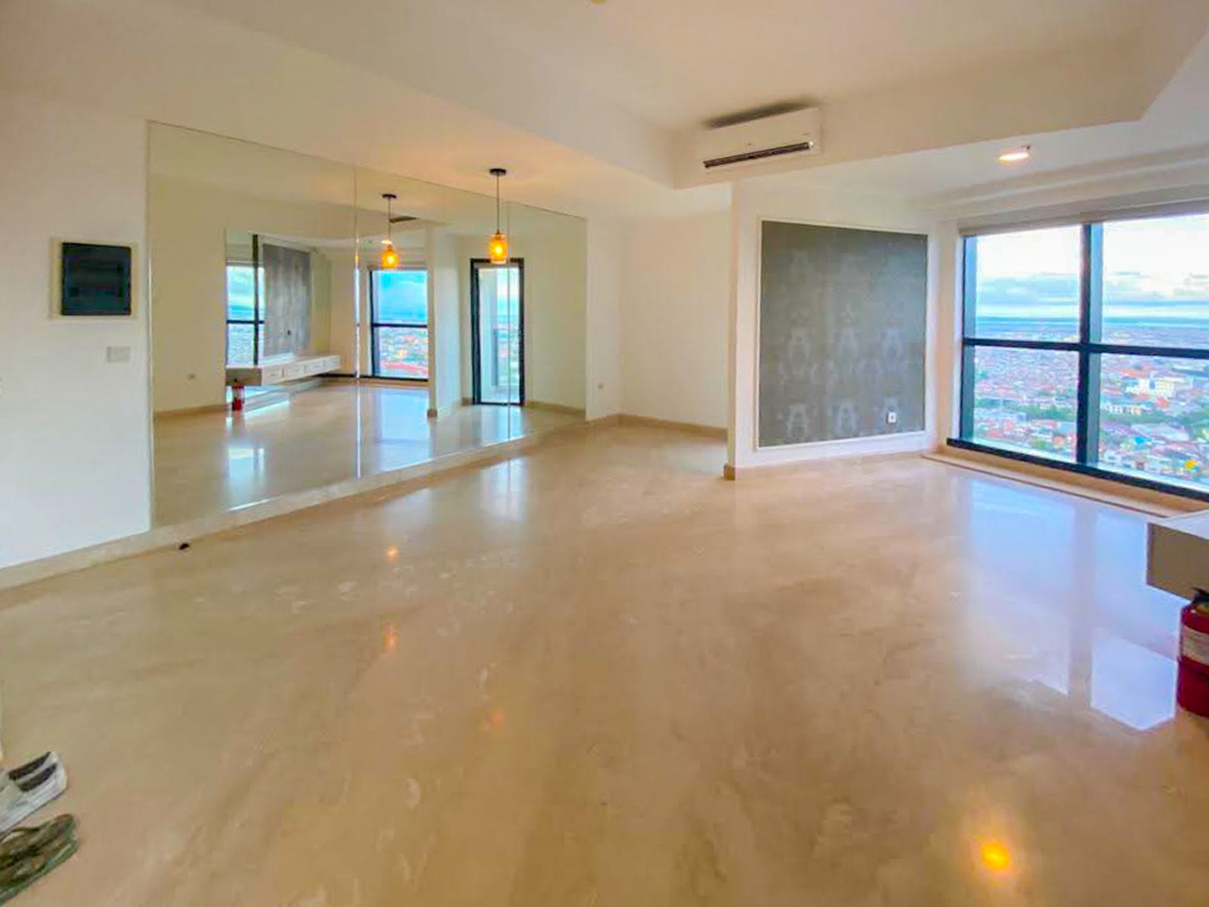 THE PEAK RESIDENCE SURABAYA, STRATEGIS, TENGAH KOTA, AKSES LANGSUNG KE TUNJUNGAN PLAZA 5.