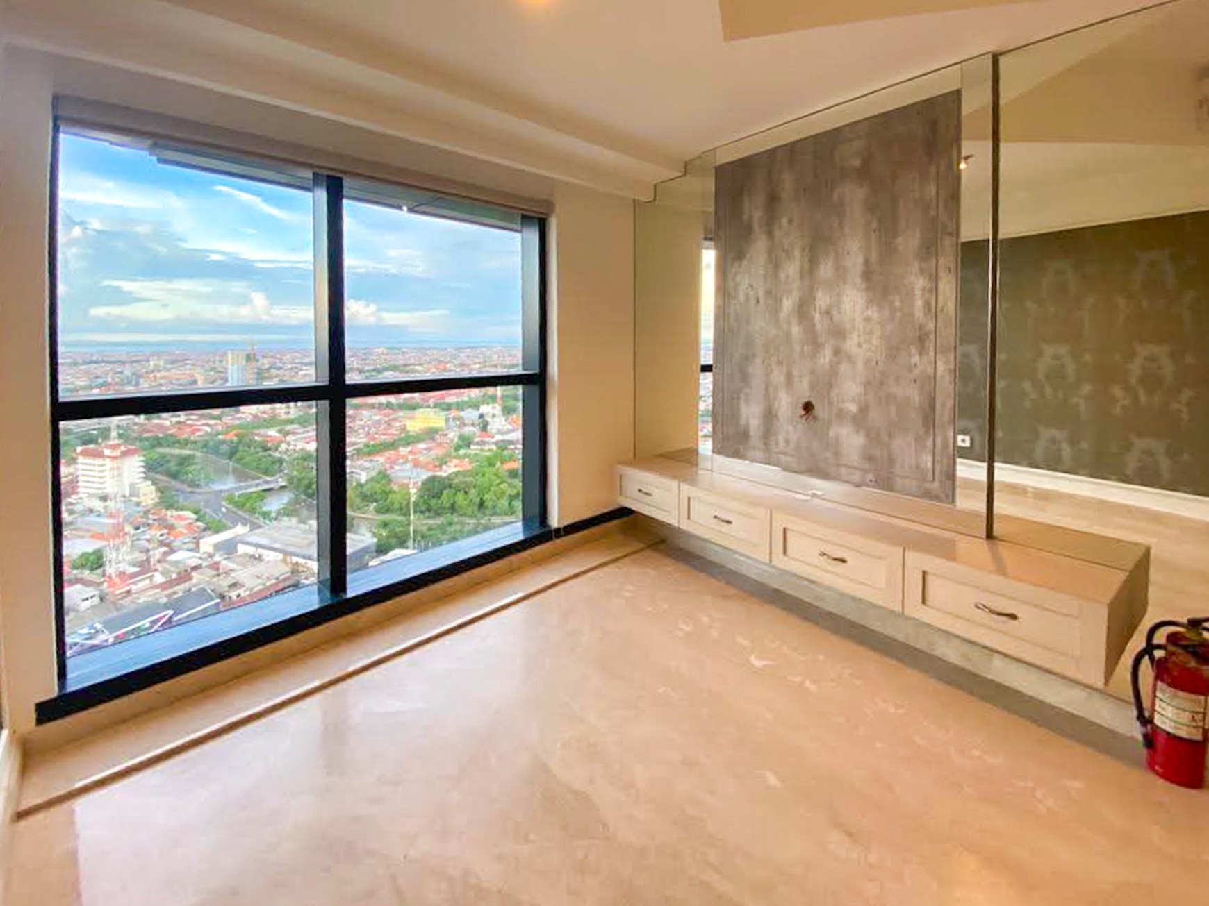 THE PEAK RESIDENCE SURABAYA, STRATEGIS, TENGAH KOTA, AKSES LANGSUNG KE TUNJUNGAN PLAZA 5.