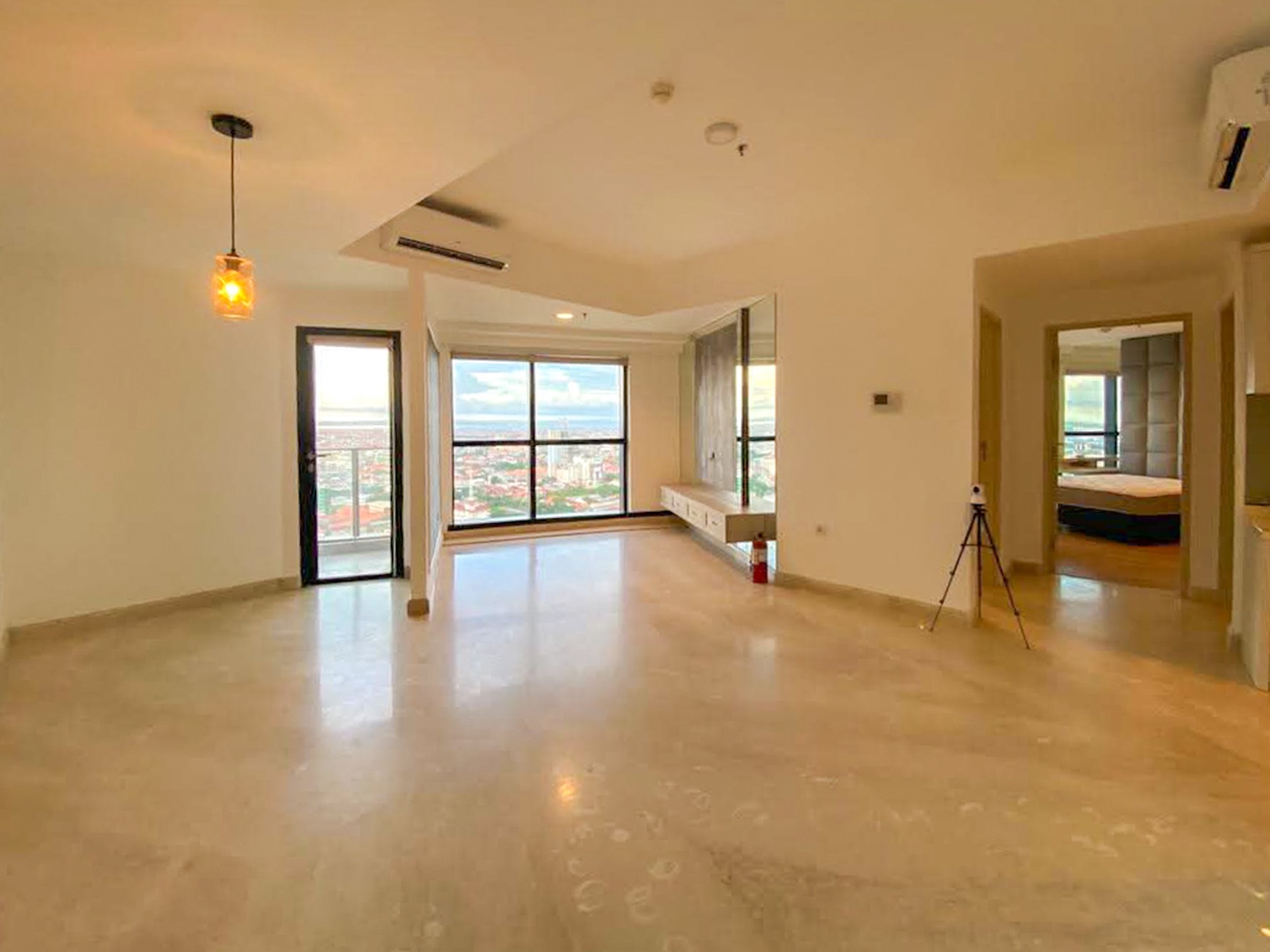 THE PEAK RESIDENCE SURABAYA, STRATEGIS, TENGAH KOTA, AKSES LANGSUNG KE TUNJUNGAN PLAZA 5.