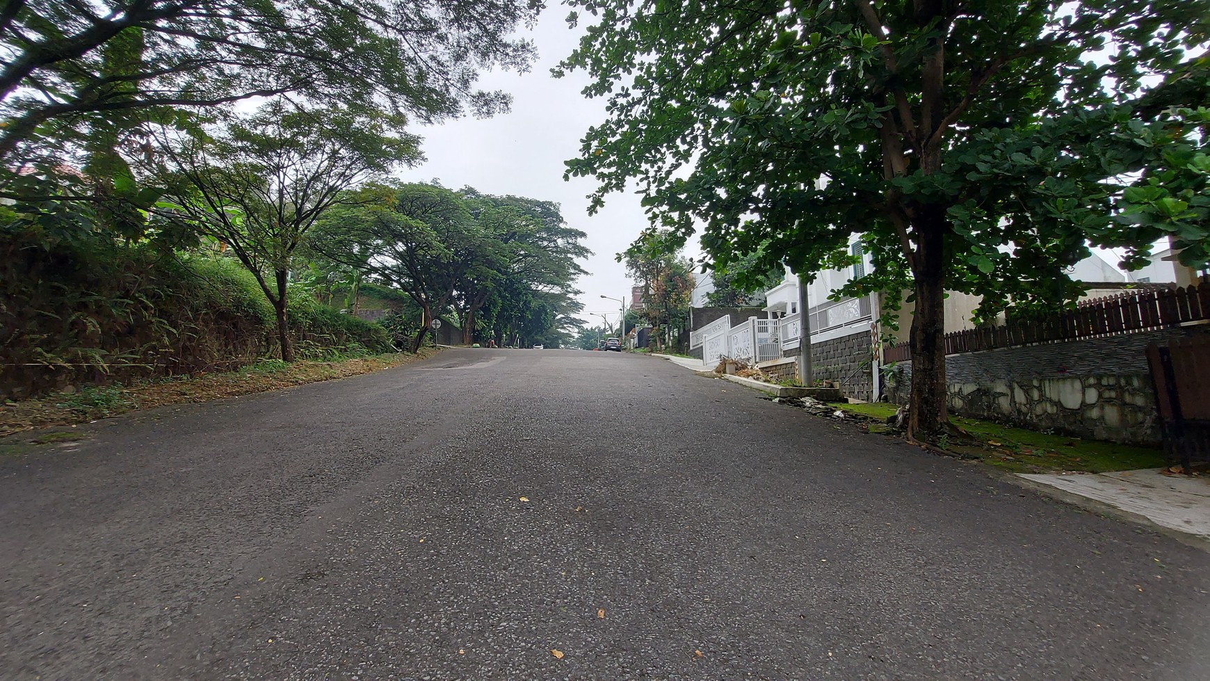 Rumah Nyaman di Bukit Azzikra Sentul - Akses depan Jalan Lebar