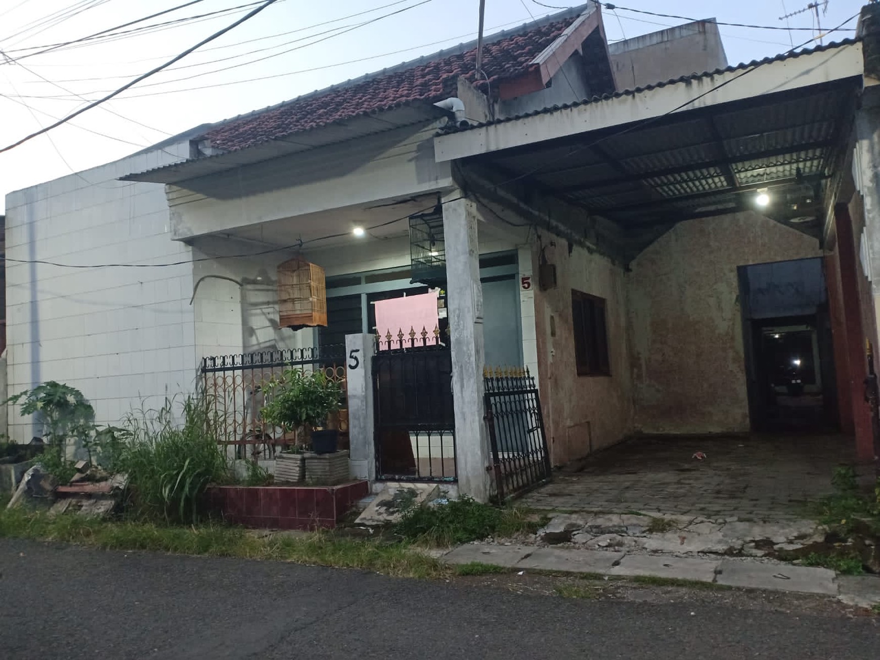 Disewakan rumah di Bratang Gede