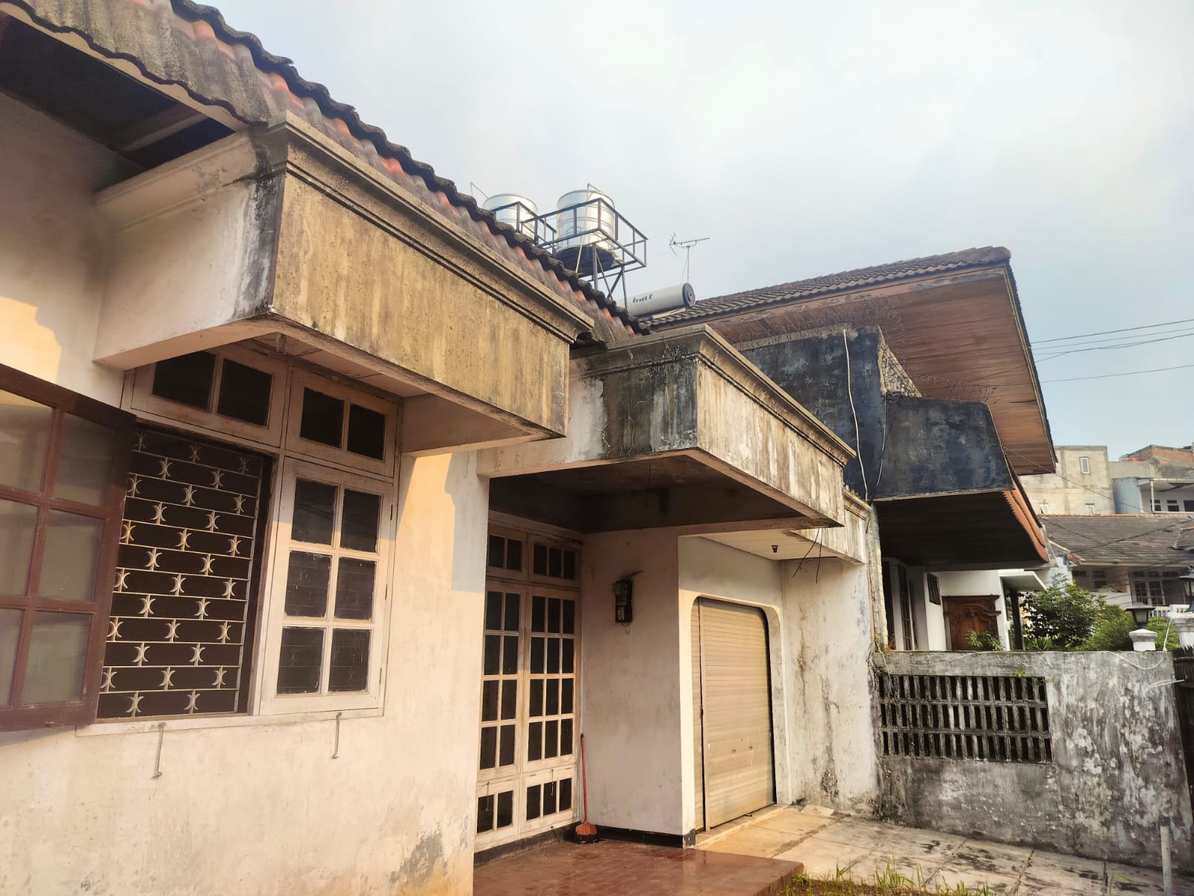 Rumah Bukit Cireundeu Permai, 225 m2, tenang, bebas banjir, 5 menit ke MRT Lebak Bulus, 10 menit ke PIM