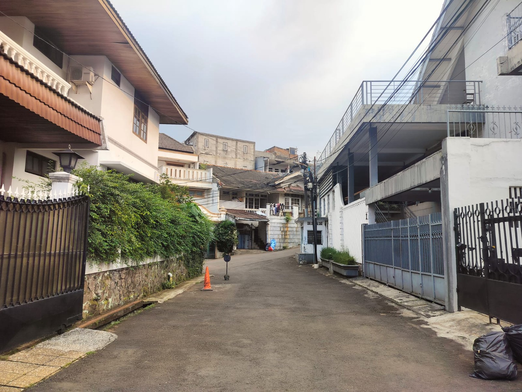 Rumah Bukit Cireundeu Permai, 225 m2, tenang, bebas banjir, 5 menit ke MRT Lebak Bulus, 10 menit ke PIM