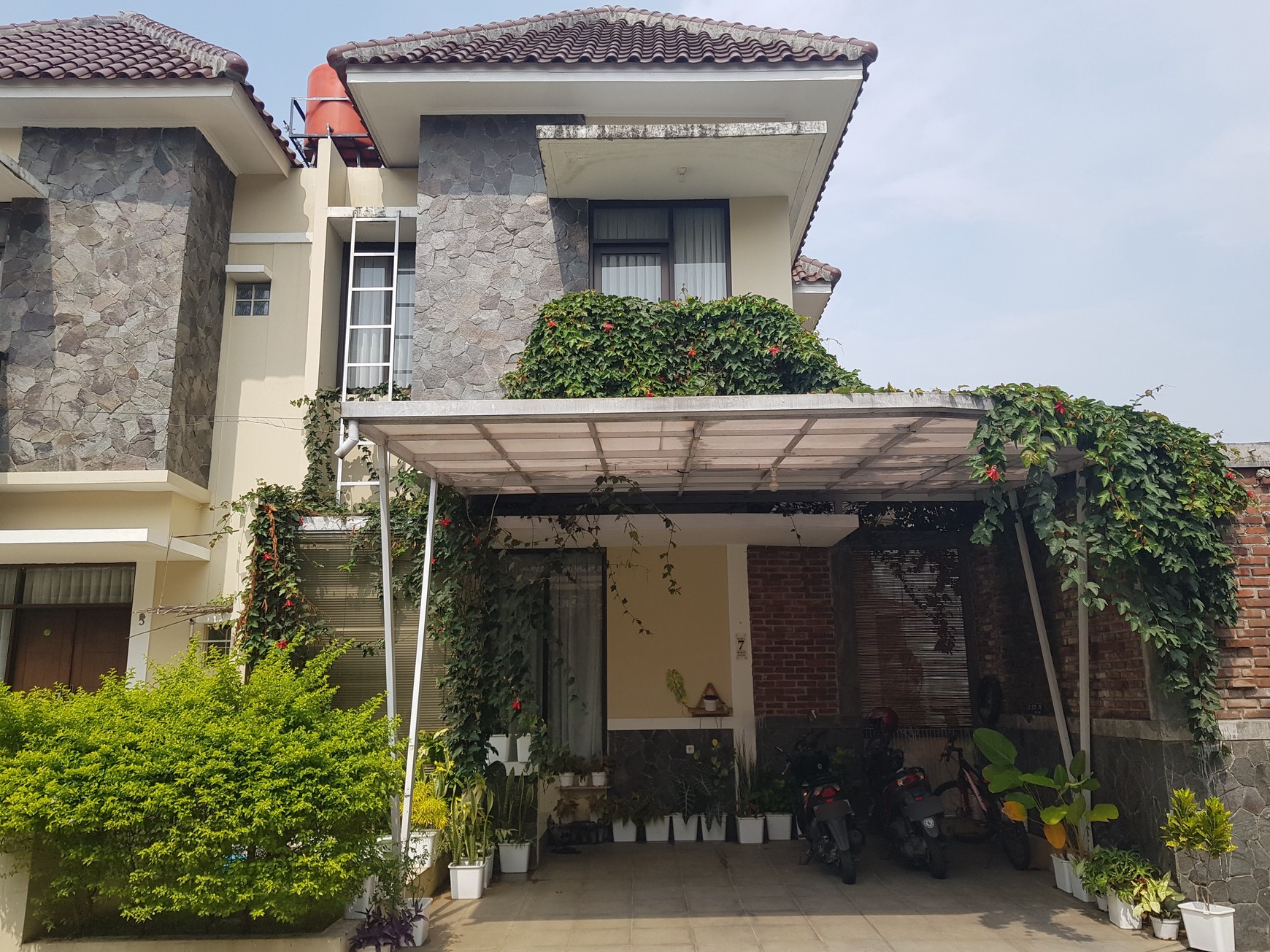 Rumah 2 Lantai dengan Taman di Green Caraka Residence Cingised Arcamanik