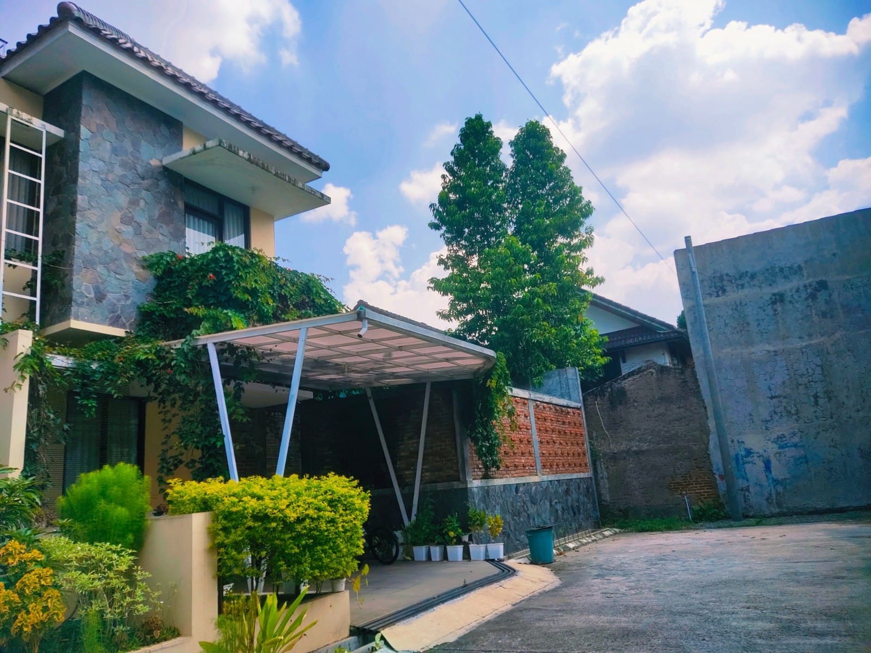 Rumah 2 Lantai dengan Taman di Green Caraka Residence Cingised Arcamanik