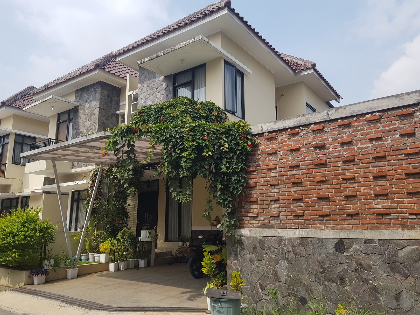 Rumah 2 Lantai dengan Taman di Green Caraka Residence Cingised Arcamanik
