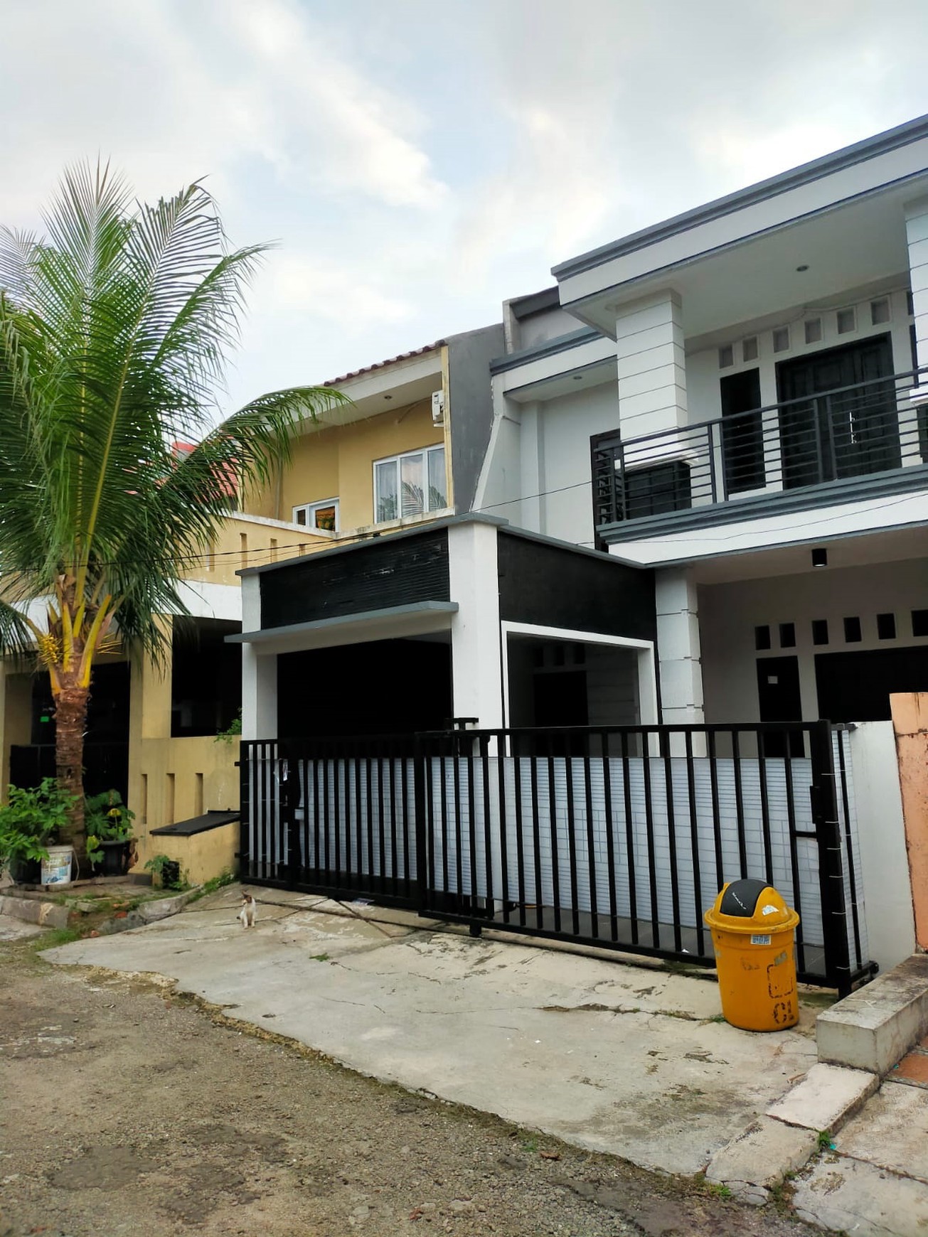 Rumah 2 lantai bagus, siap huni.