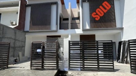 DIJUAL RUMAH KEMBAR 2 lantai BARU GRESS MODERN SIAP HUNI Sutorejo Timur Surabaya Timur