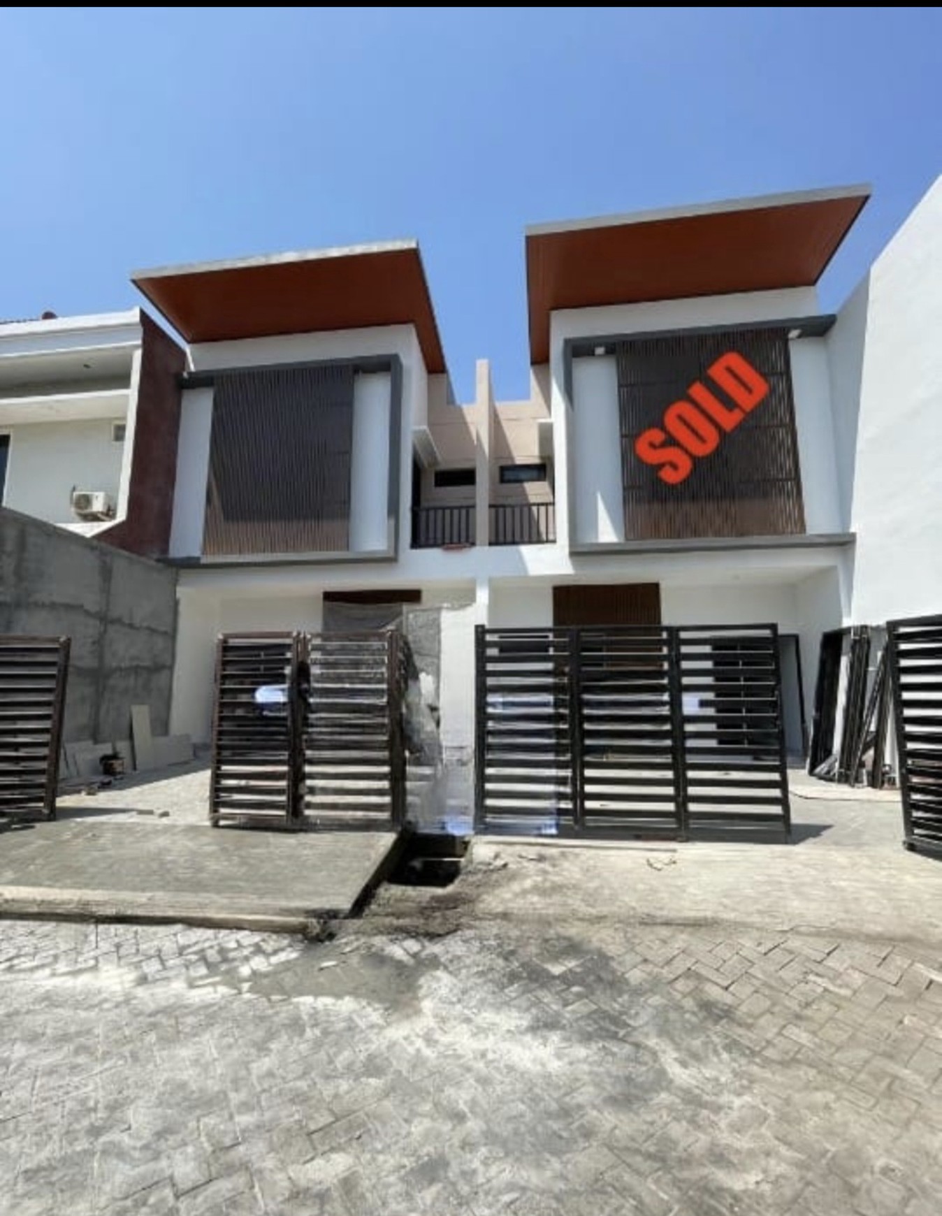 DIJUAL RUMAH KEMBAR 2 lantai BARU GRESS MODERN SIAP HUNI Sutorejo Timur Surabaya Timur
