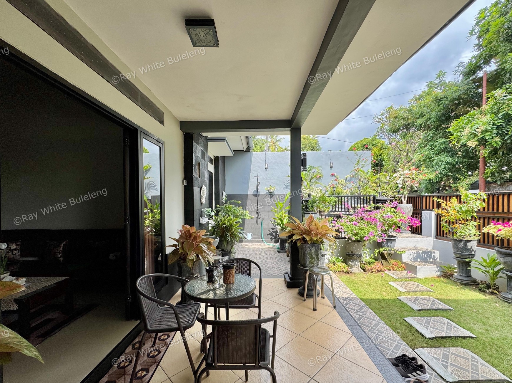 COZY 3-BEDROOM HOUSE, ONLY 5 MINUTES TO LOVINA BEACH
