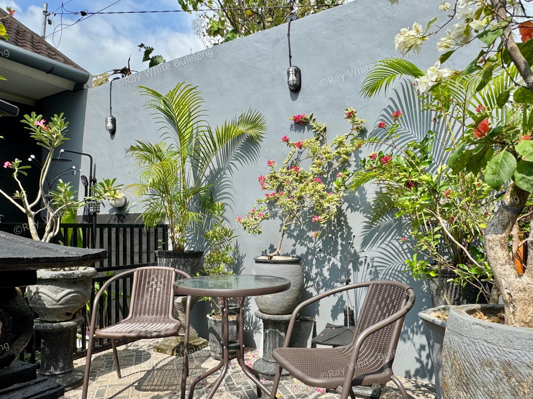 COZY 3-BEDROOM HOUSE, ONLY 5 MINUTES TO LOVINA BEACH