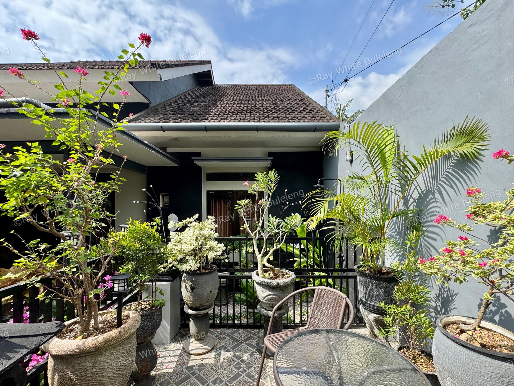 COZY 3-BEDROOM HOUSE, ONLY 5 MINUTES TO LOVINA BEACH