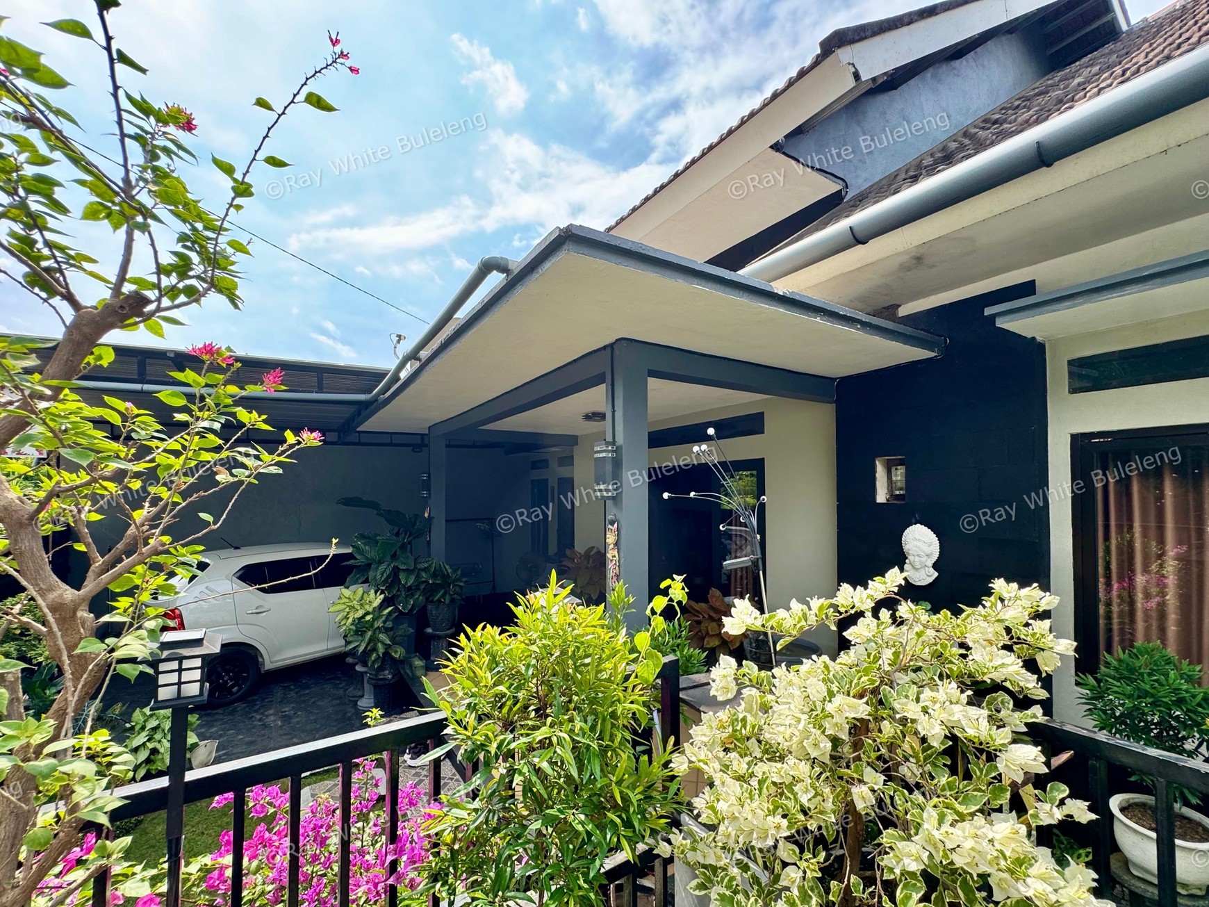 COZY 3-BEDROOM HOUSE, ONLY 5 MINUTES TO LOVINA BEACH