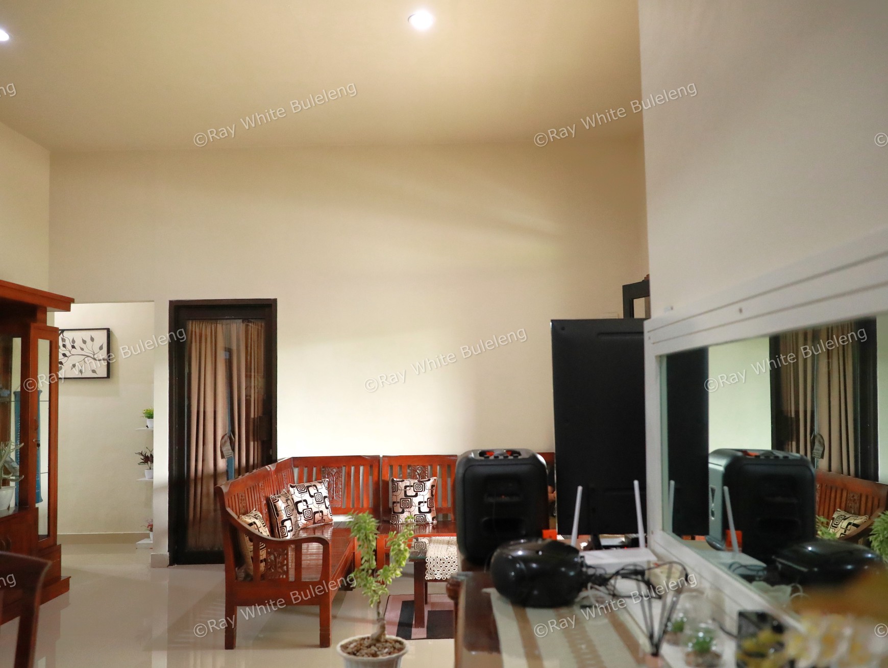 COZY 3-BEDROOM HOUSE, ONLY 5 MINUTES TO LOVINA BEACH