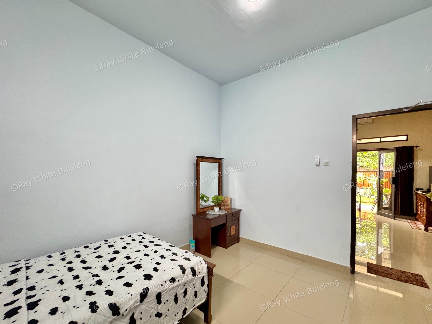COZY 3-BEDROOM HOUSE, ONLY 5 MINUTES TO LOVINA BEACH