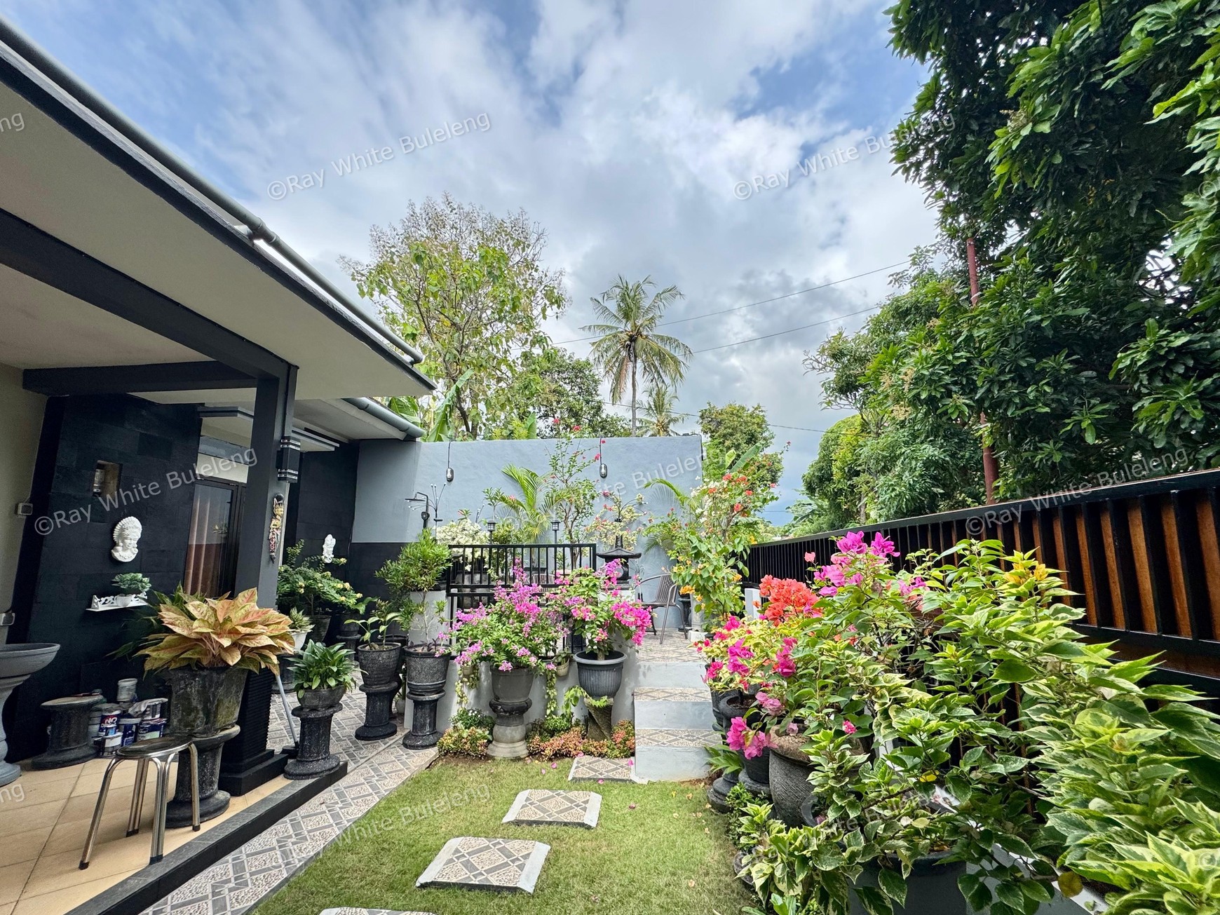 COZY 3-BEDROOM HOUSE, ONLY 5 MINUTES TO LOVINA BEACH